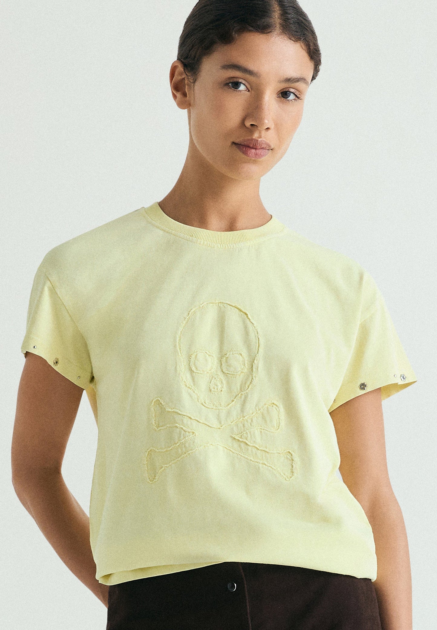 CAMISETA CALAVERA CON TACHUELAS