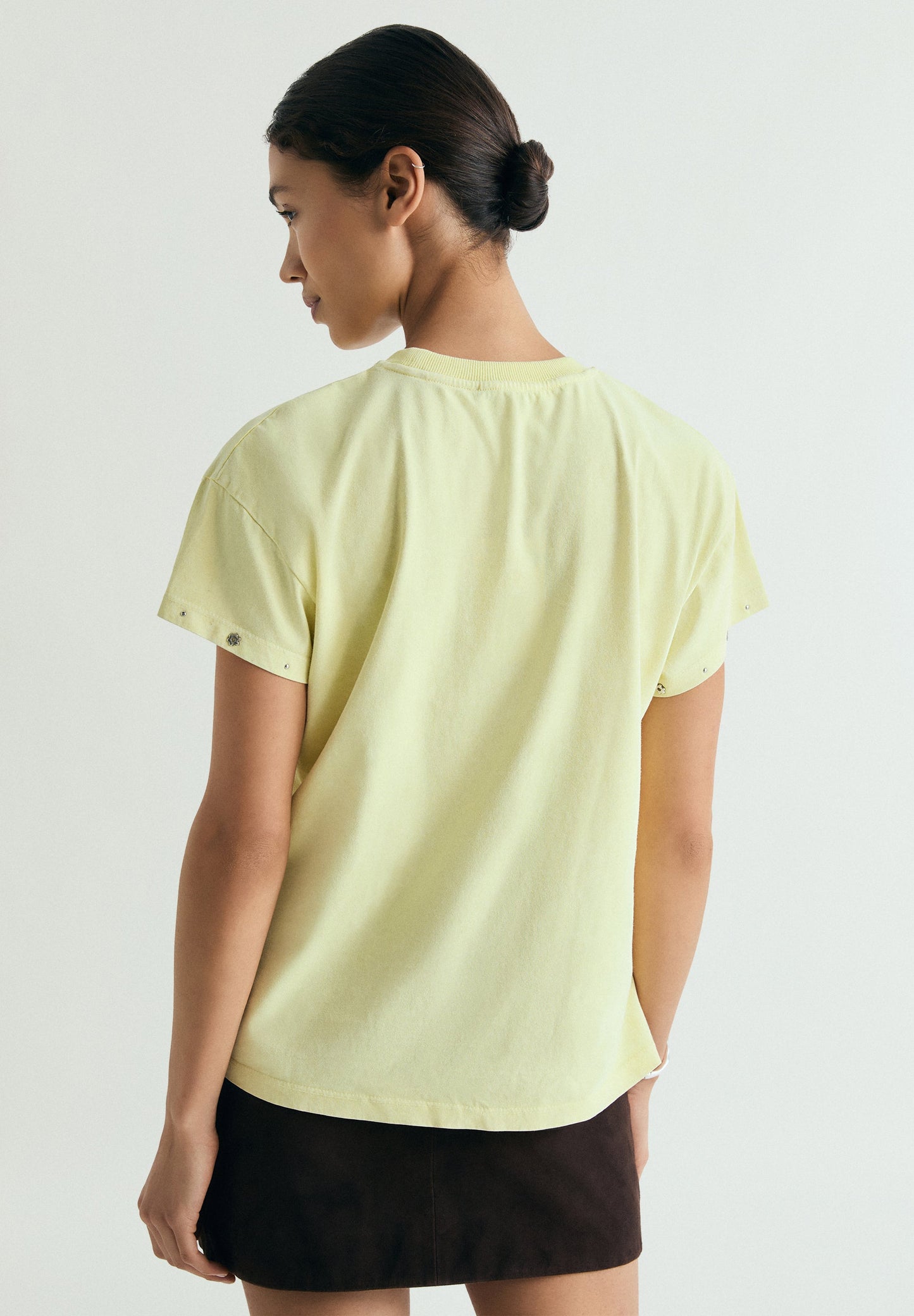 CAMISETA CALAVERA CON TACHUELAS