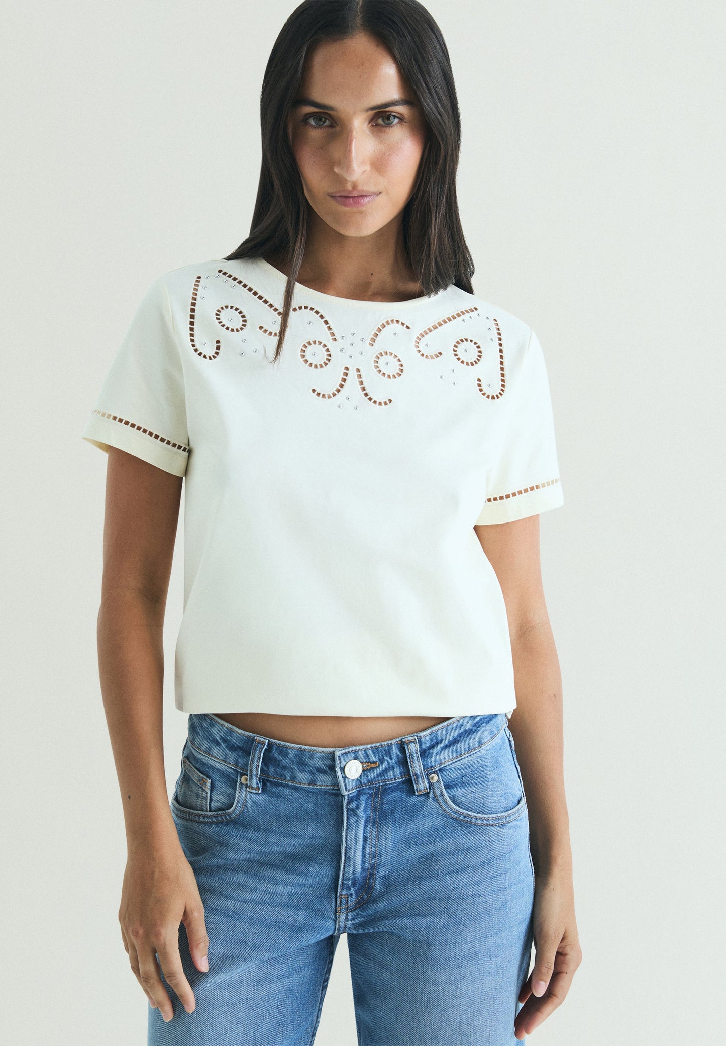 CAMISETA DETALLES TROQUELADO STUDS