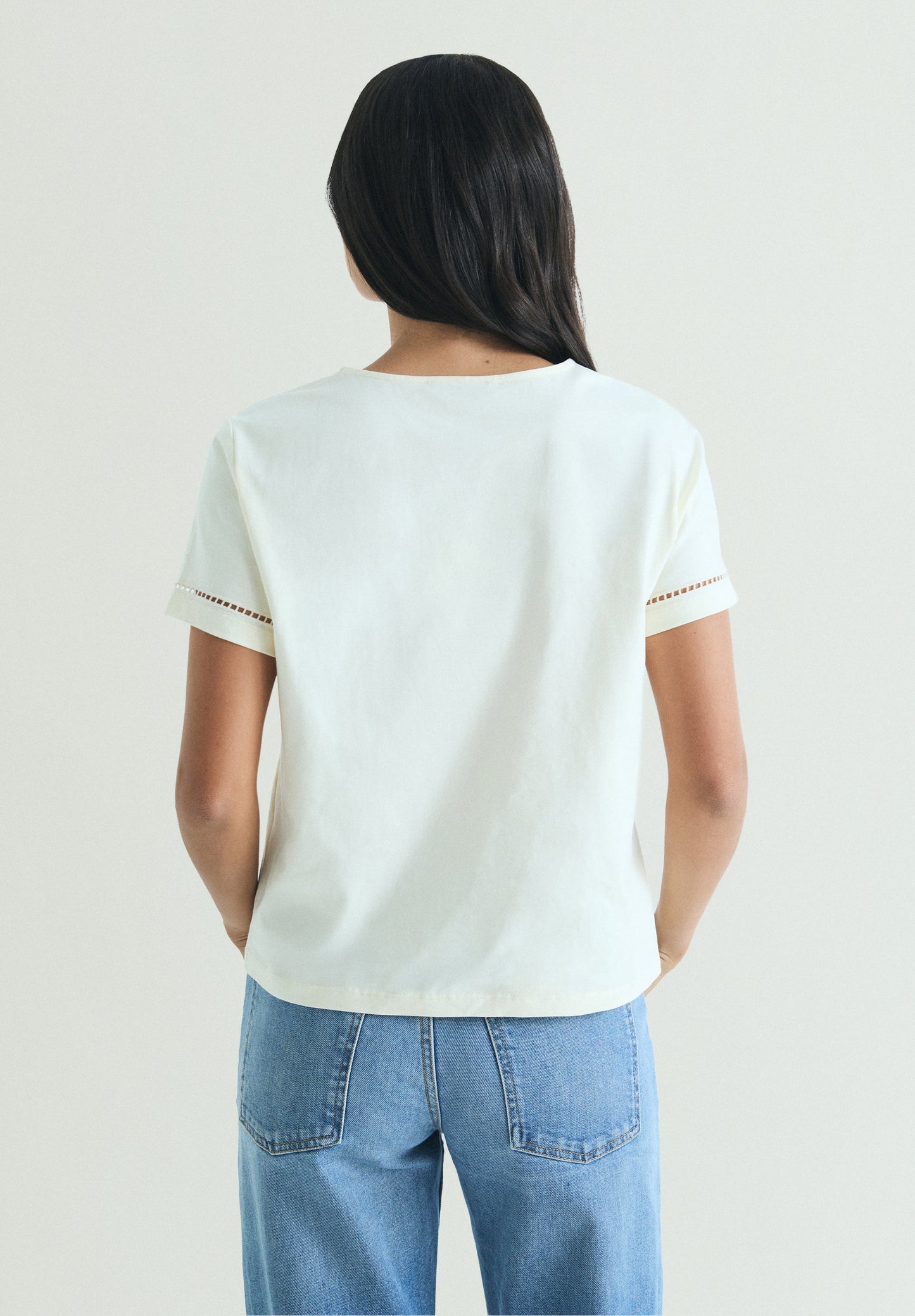 CAMISETA DETALLES TROQUELADO STUDS