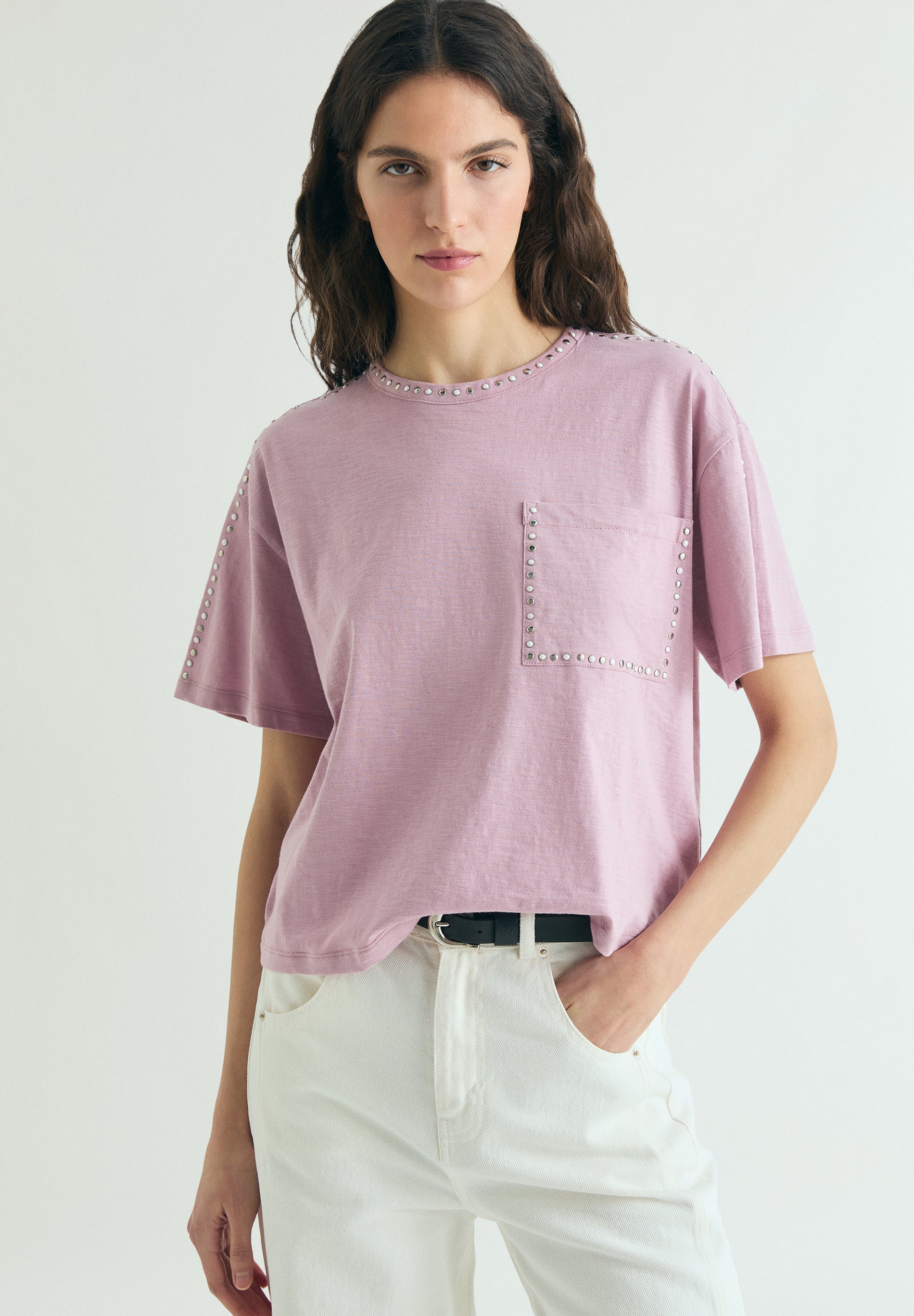 CAMISETA TACHUELAS BOLSILO