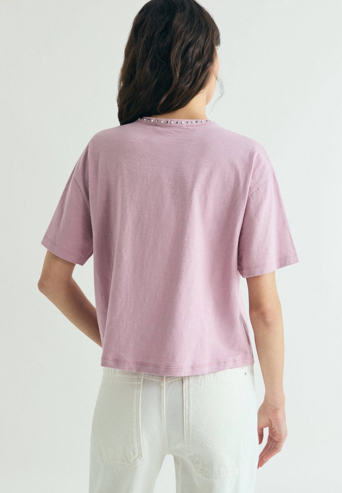 CAMISETA TACHUELAS BOLSILO