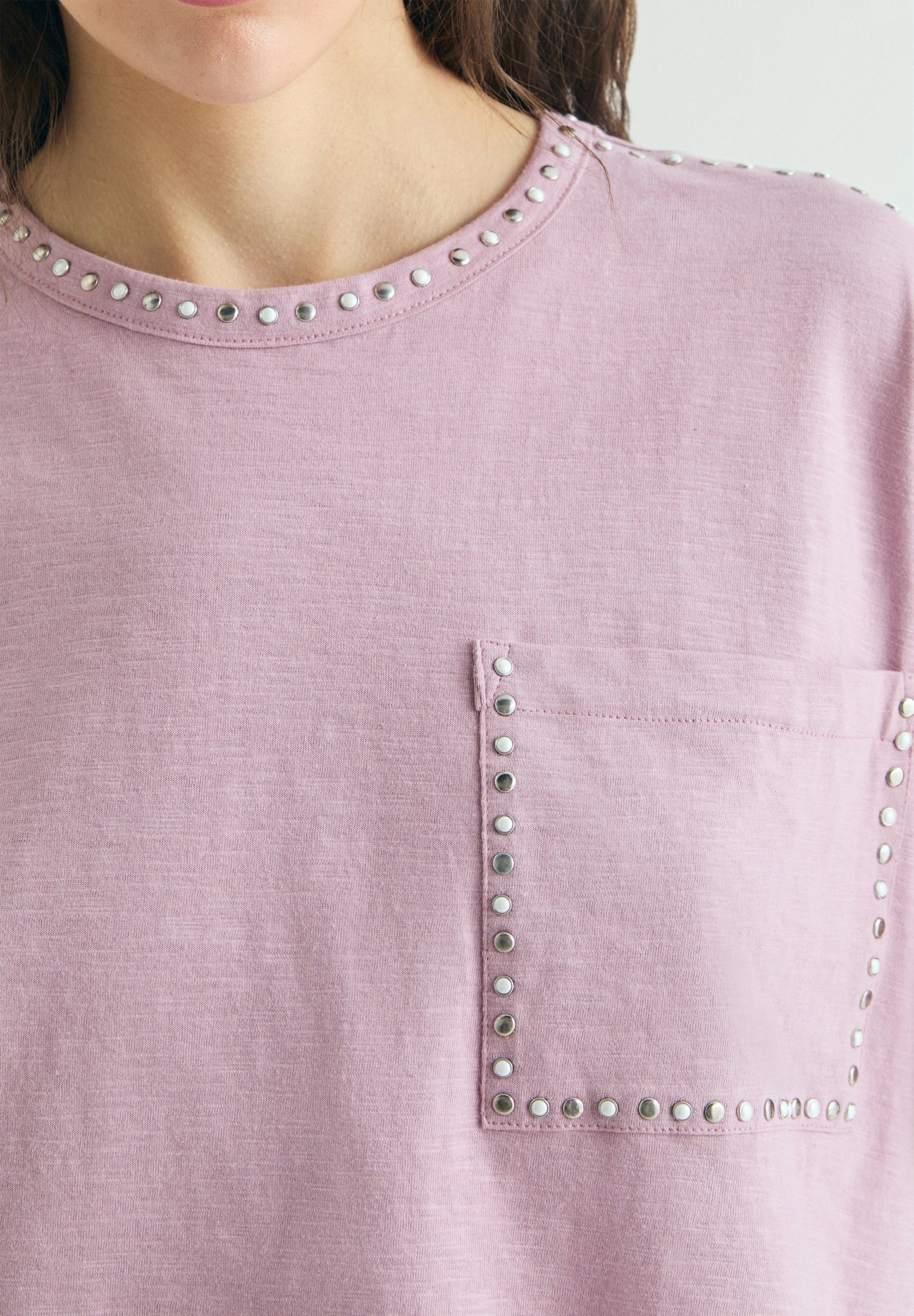CAMISETA TACHUELAS BOLSILO