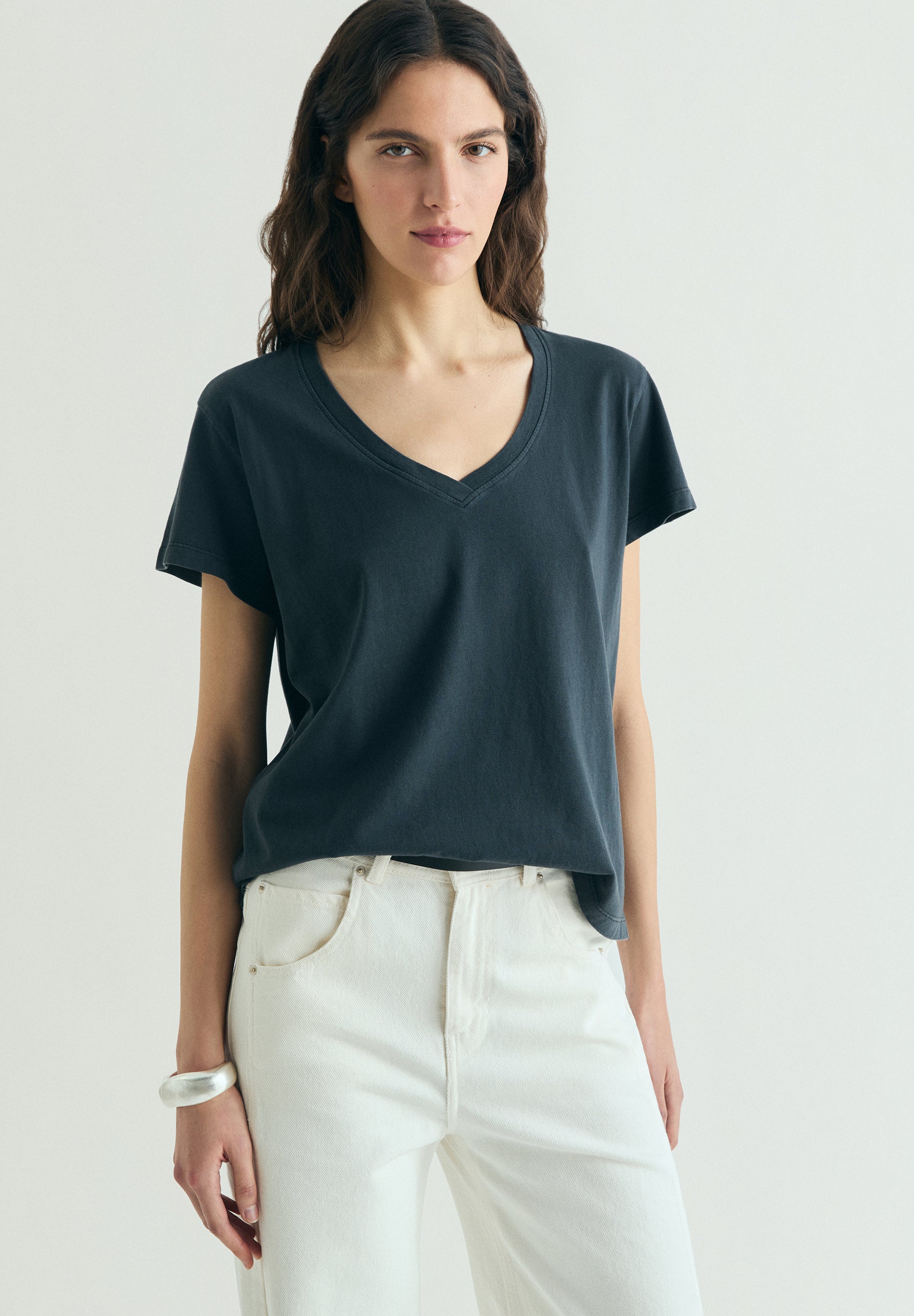 CAMISETA BÁSICA ESCOTE V
