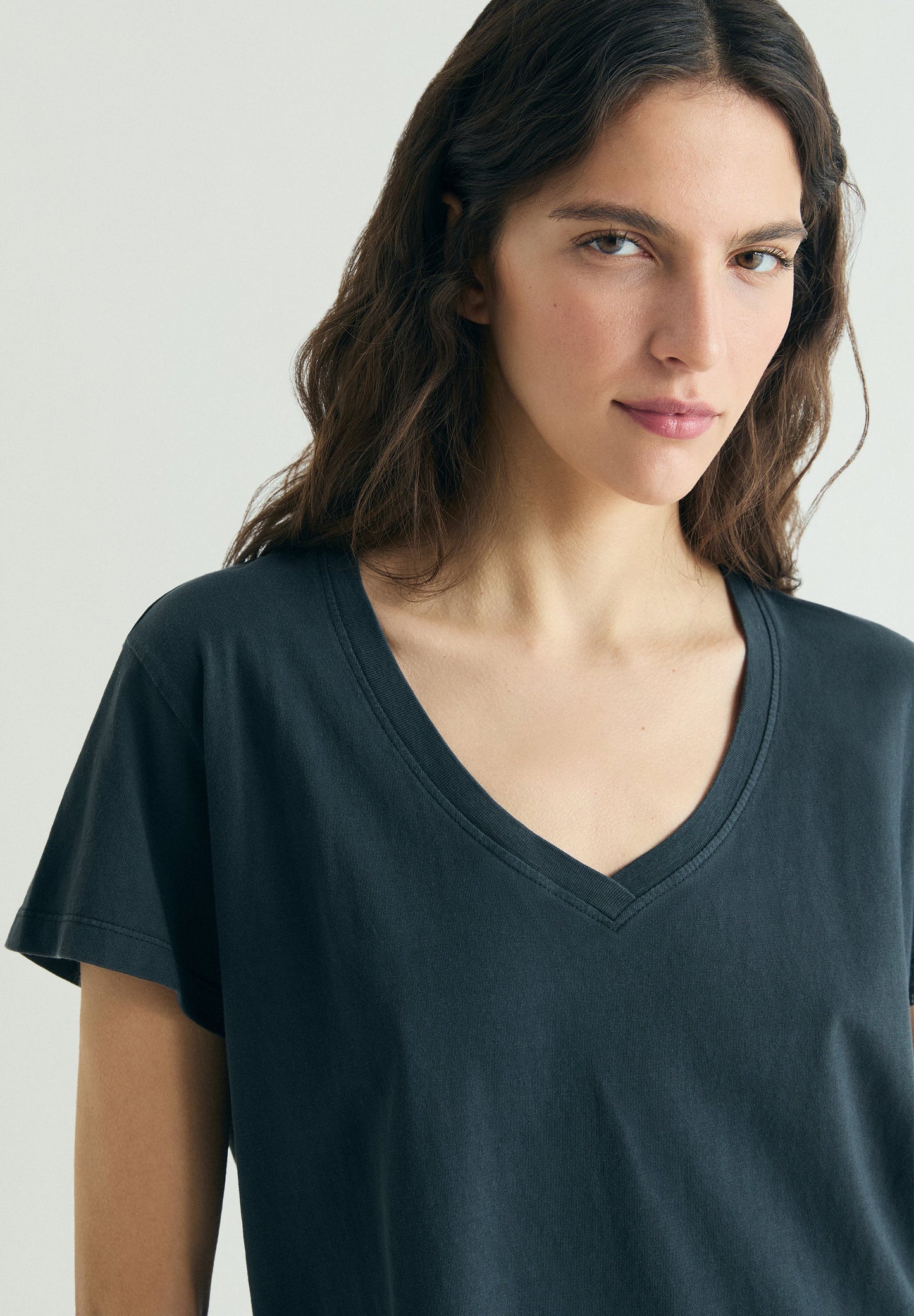 CAMISETA BÁSICA ESCOTE V
