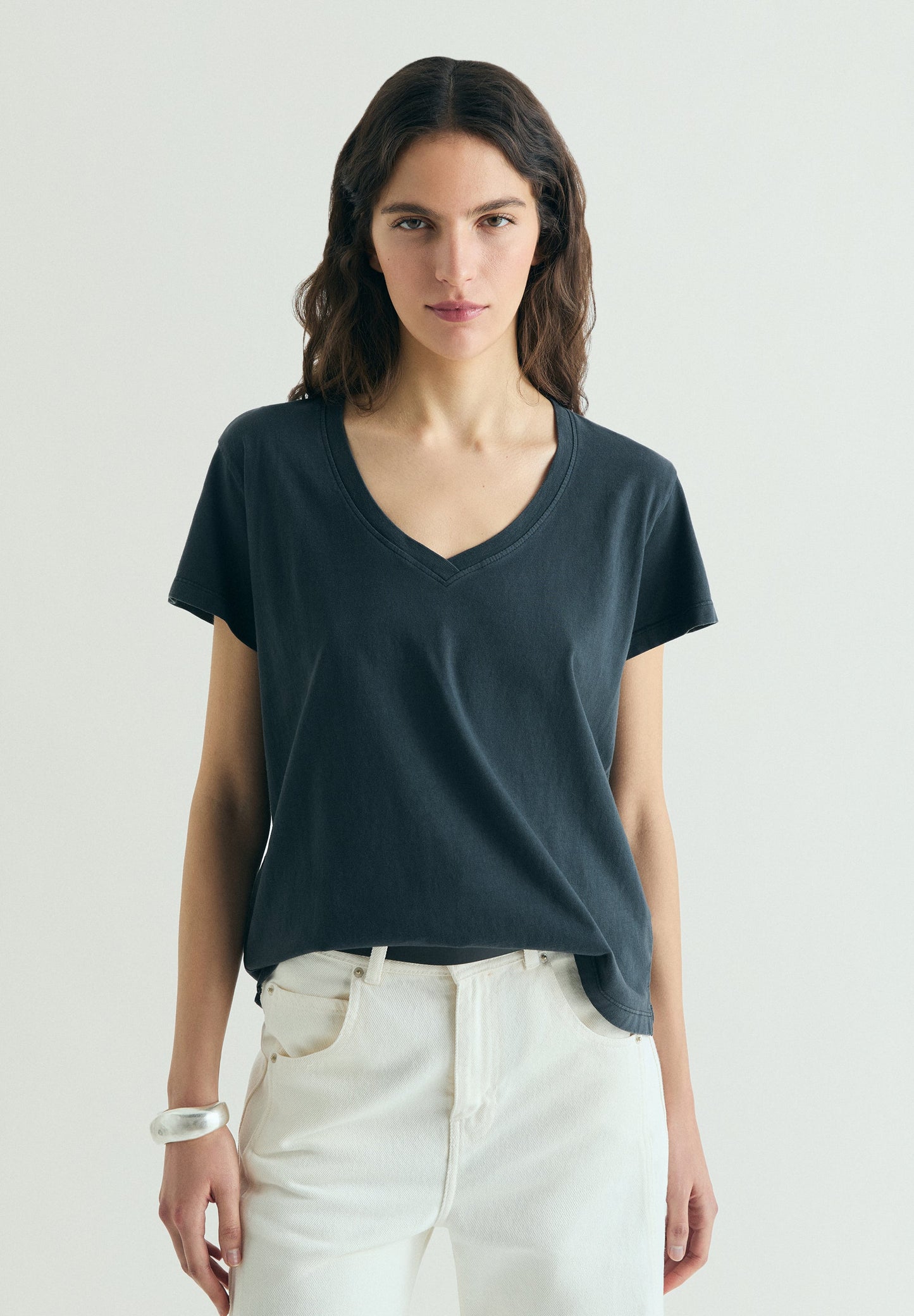 CAMISETA BÁSICA ESCOTE V