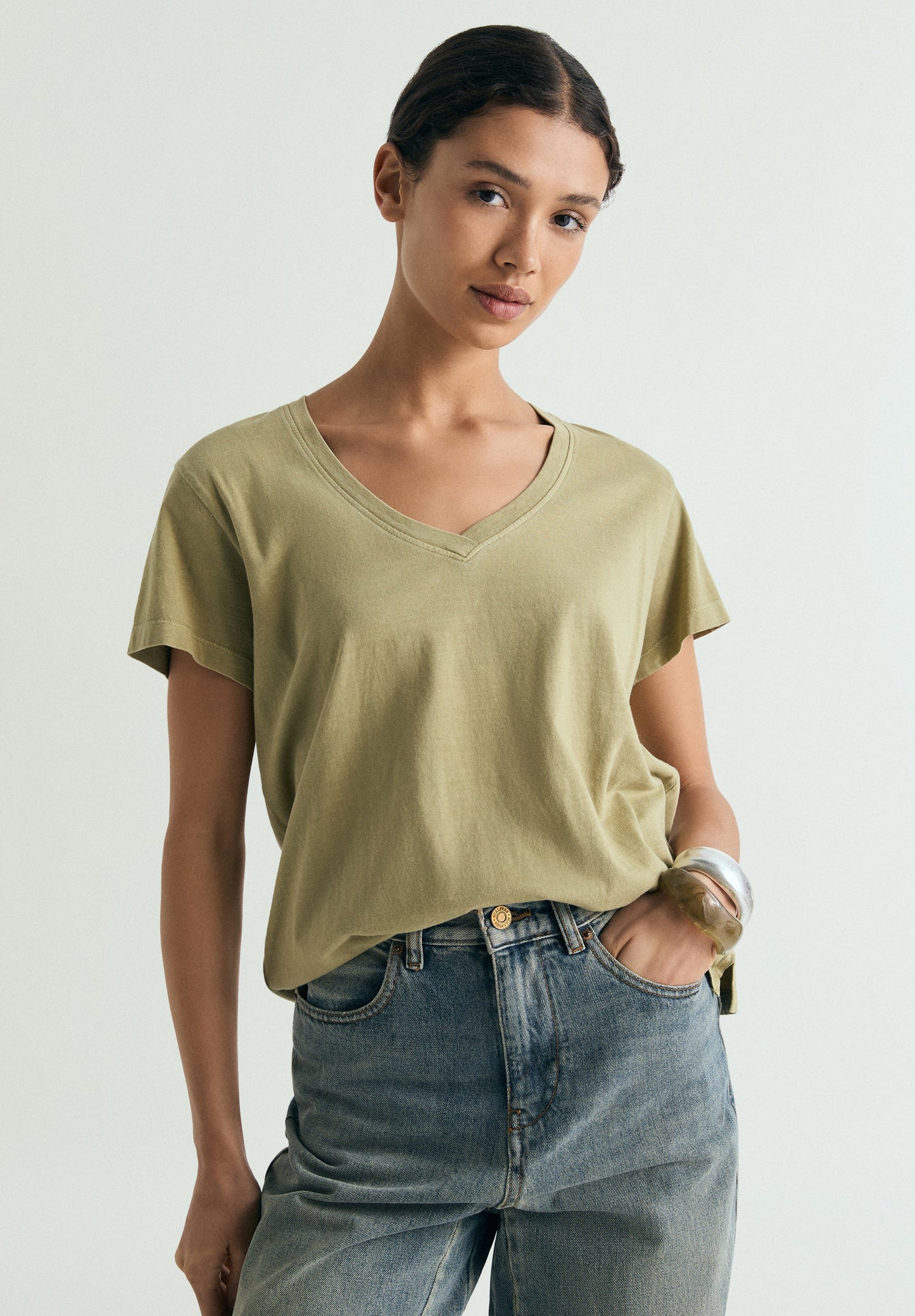 CAMISETA BÁSICA ESCOTE V