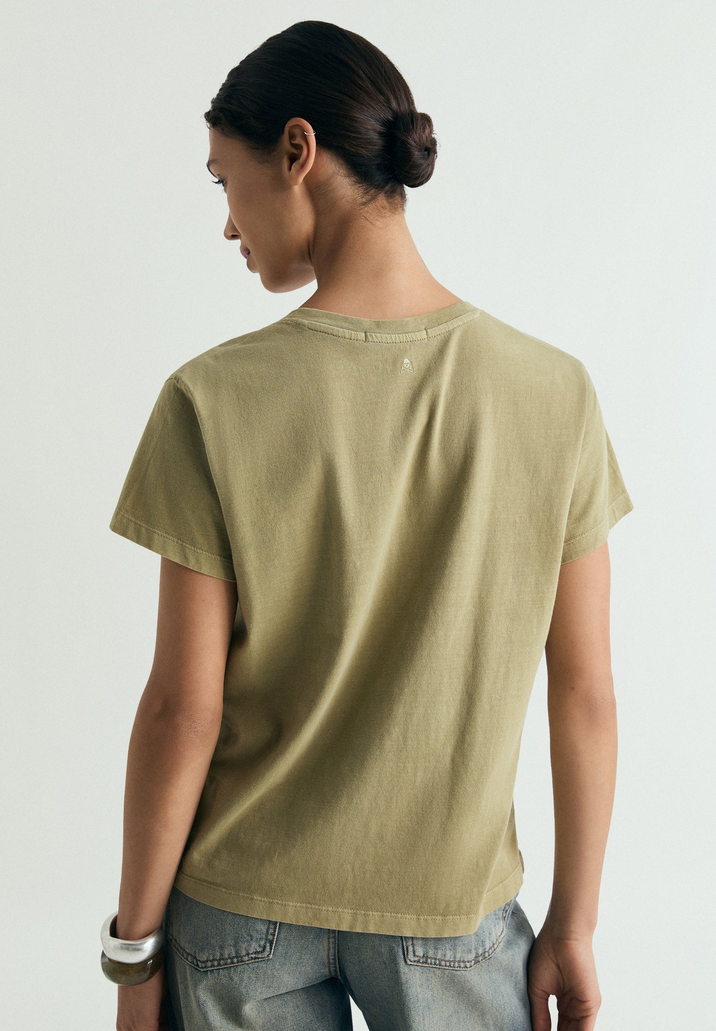 CAMISETA BÁSICA ESCOTE V