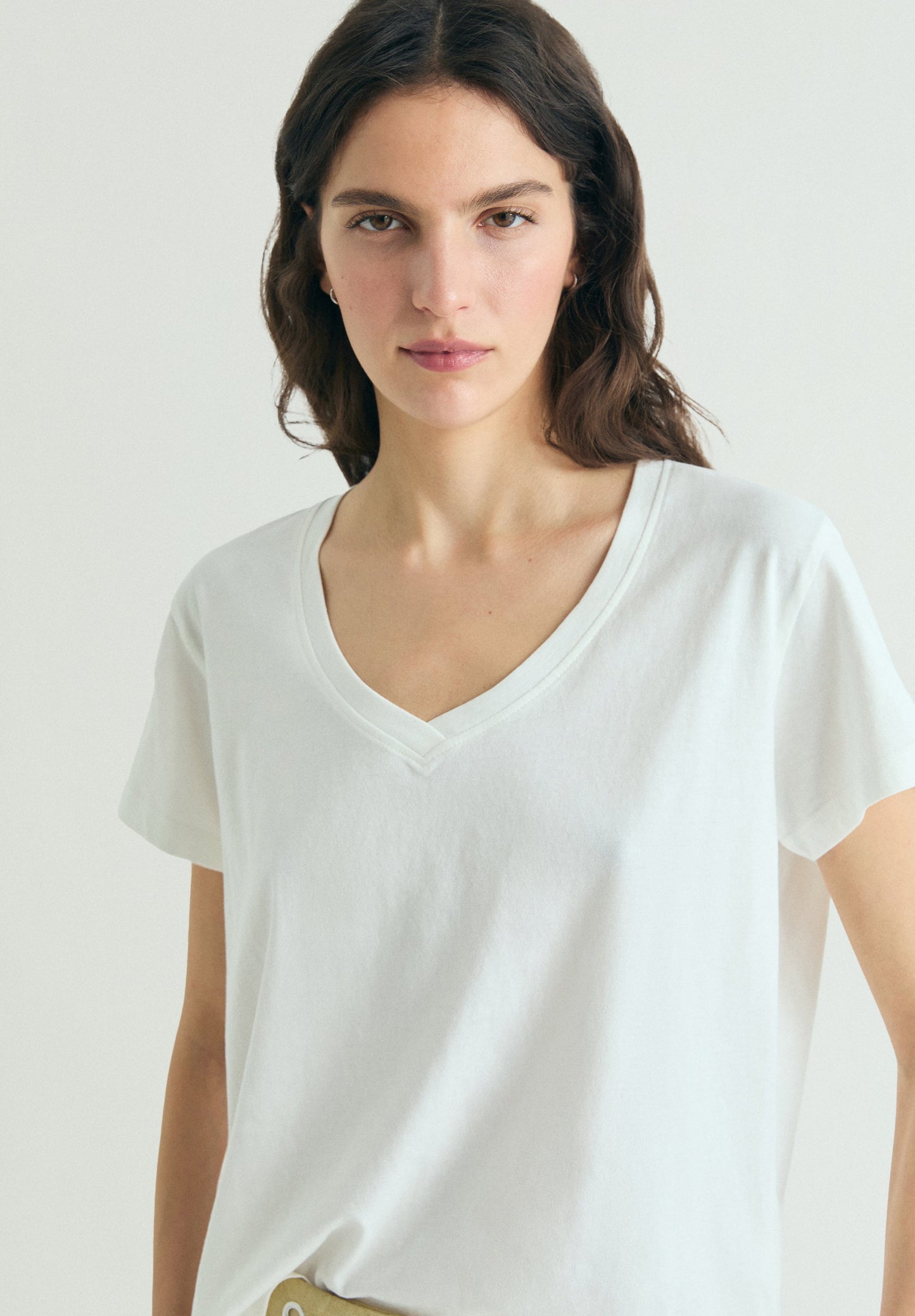 CAMISETA BÁSICA ESCOTE V