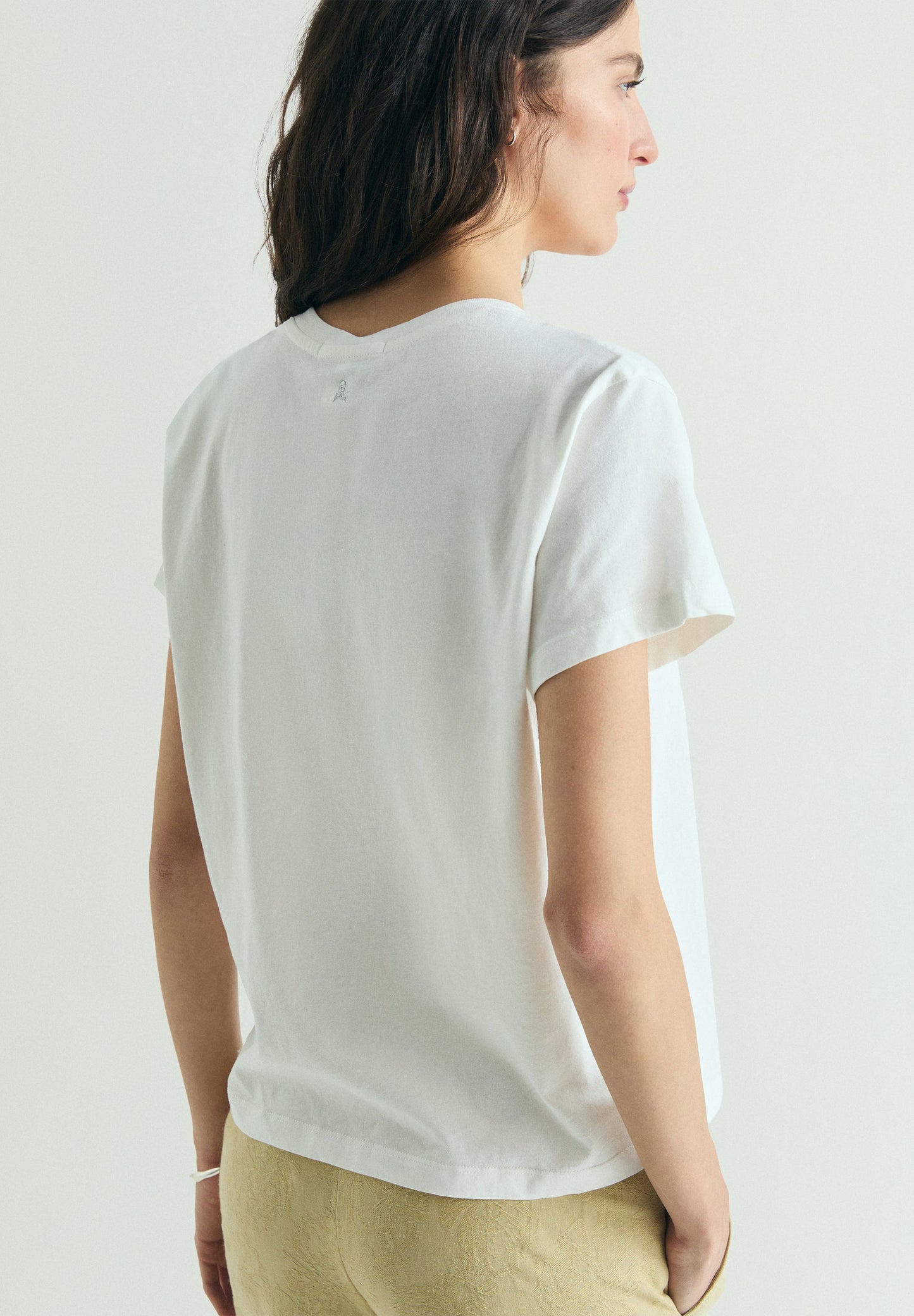 CAMISETA BÁSICA ESCOTE V
