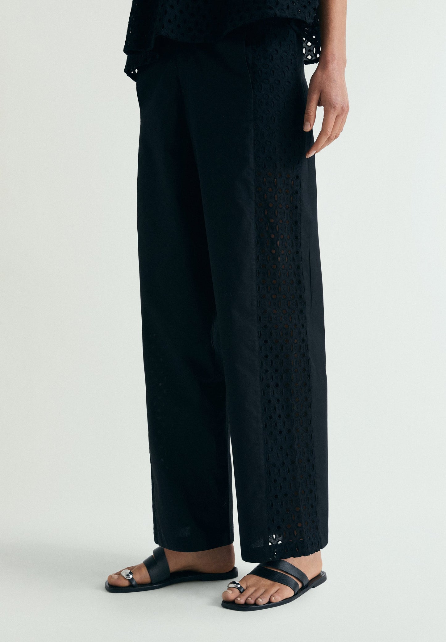 PANTALÓN CALADO BORDADOS