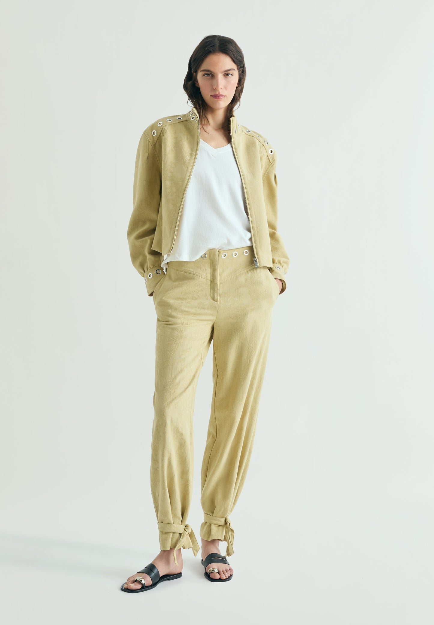PANTALÓN JACQUARD CON TACHUELAS