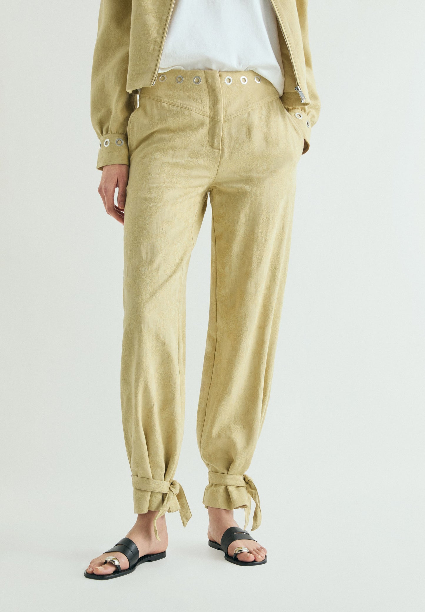 PANTALÓN JACQUARD CON TACHUELAS
