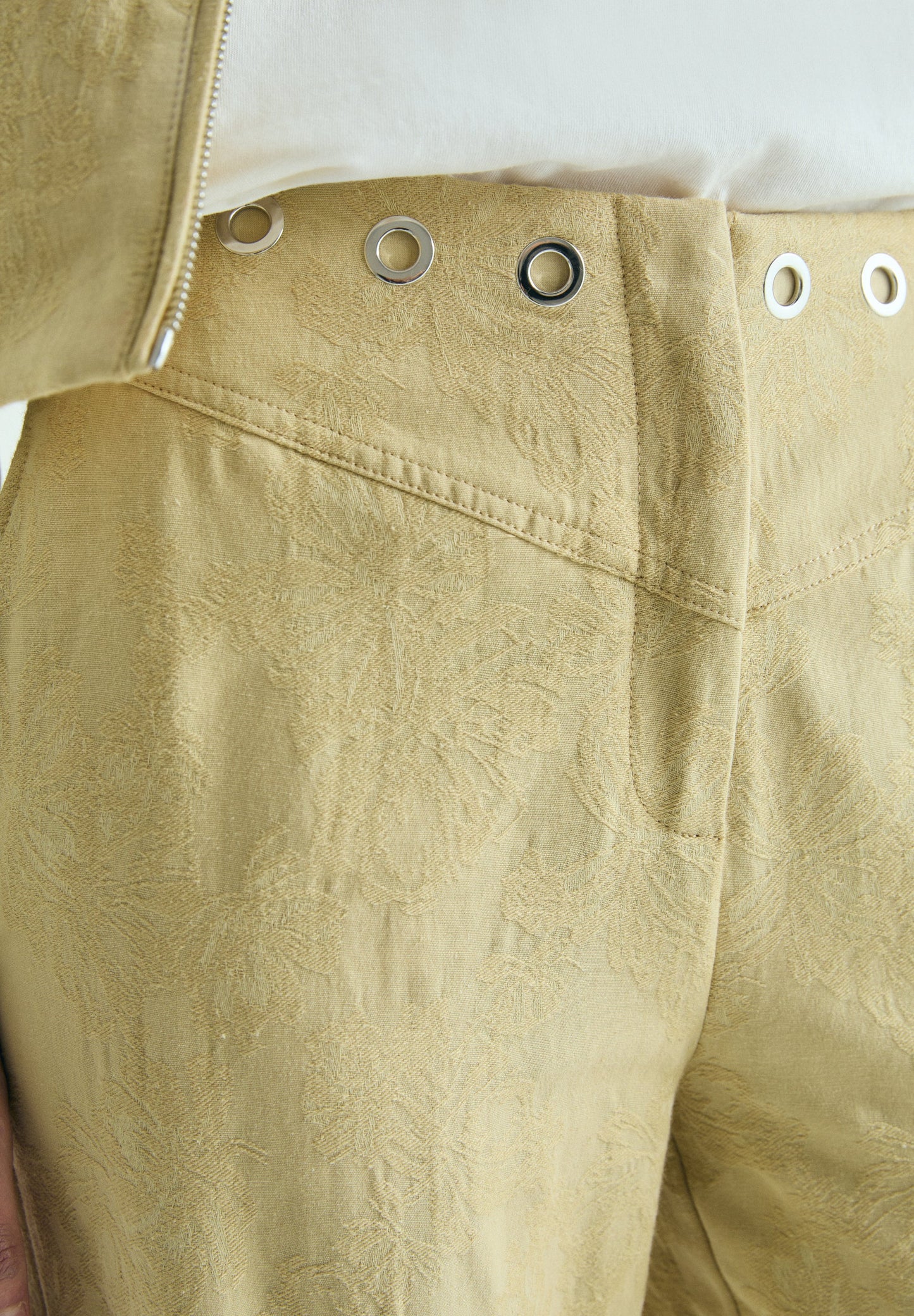 PANTALÓN JACQUARD CON TACHUELAS