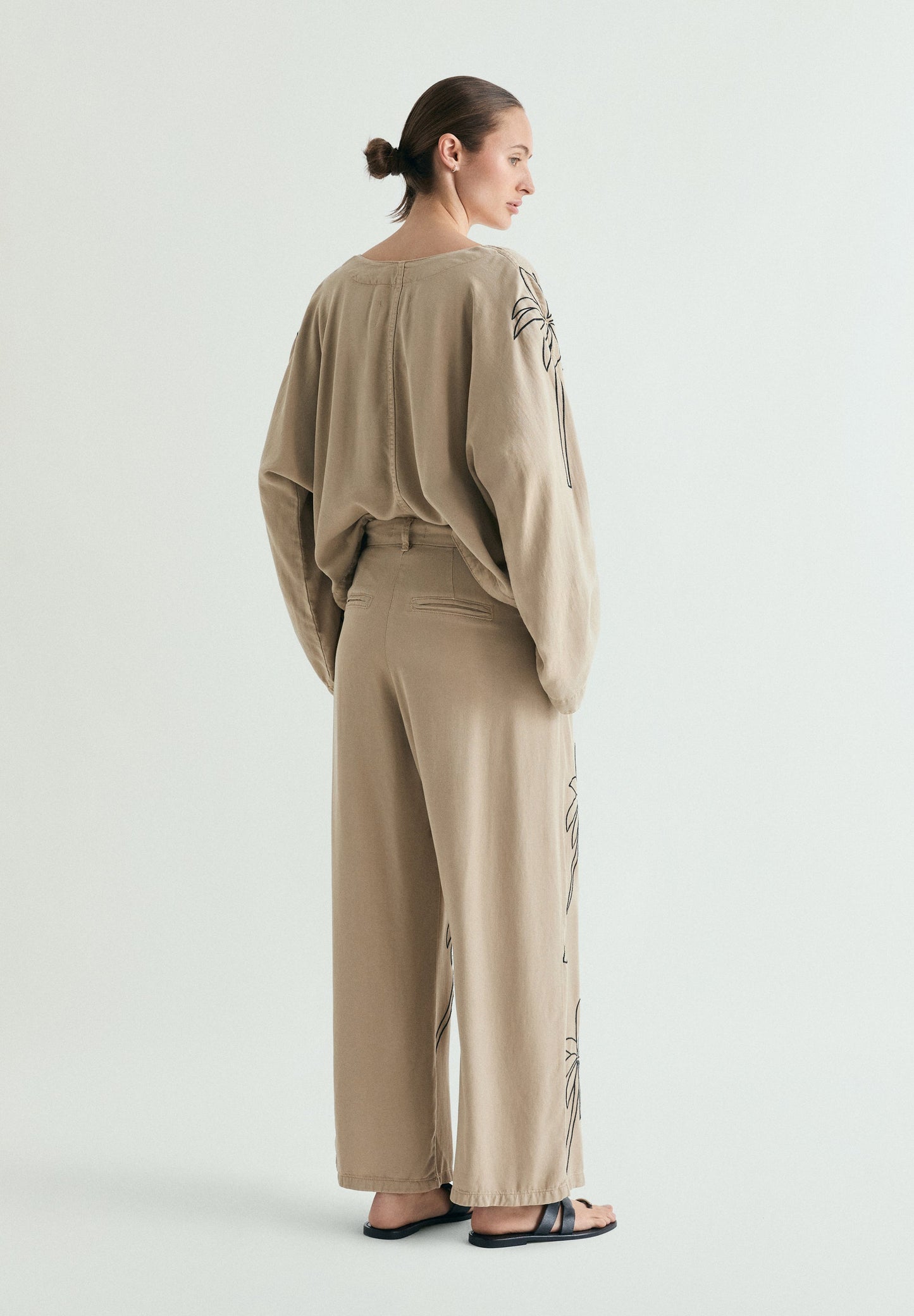 PANTALÓN FLUIDO BORDADO