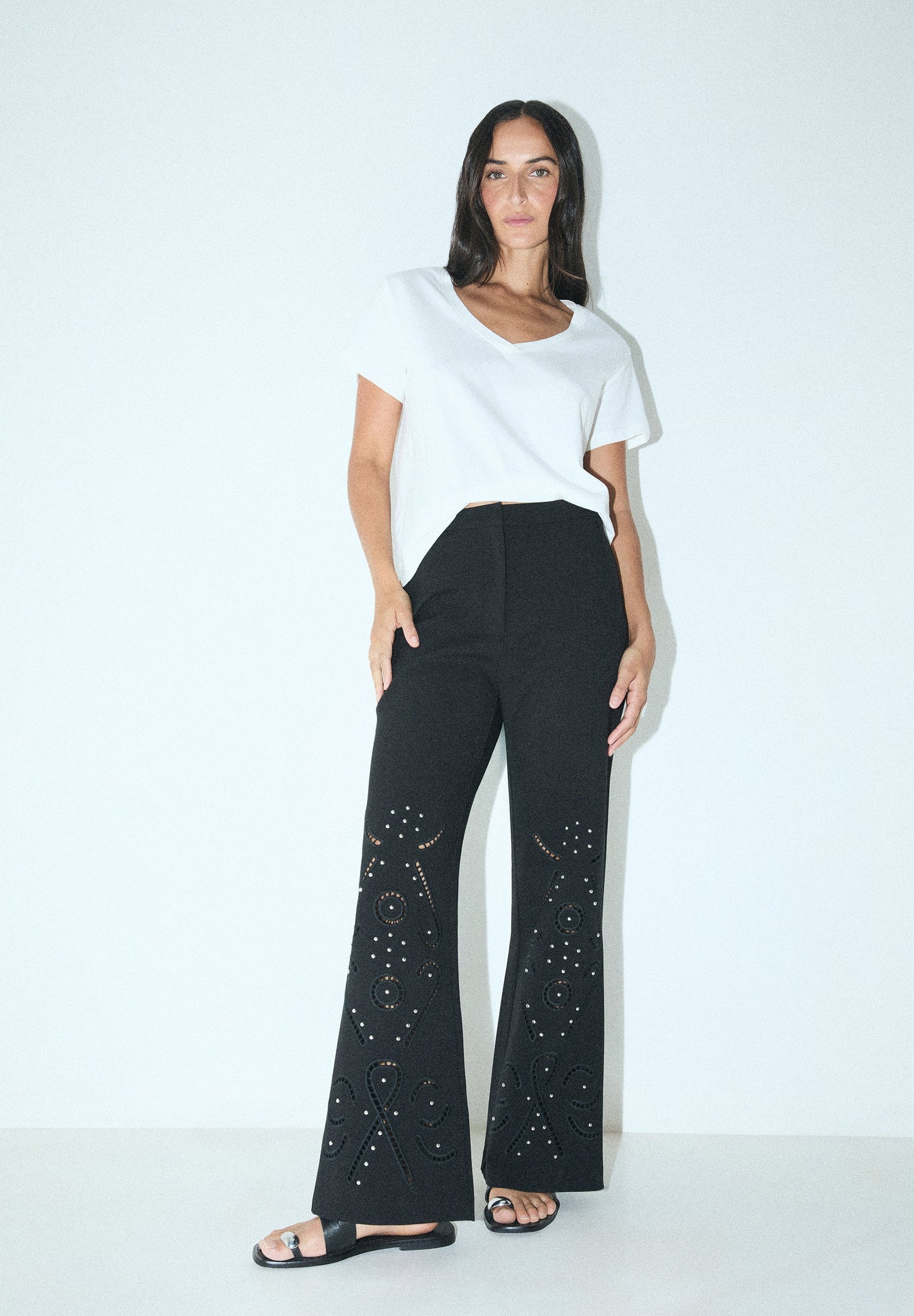 PANTALÓN DETALLES PERFORADO