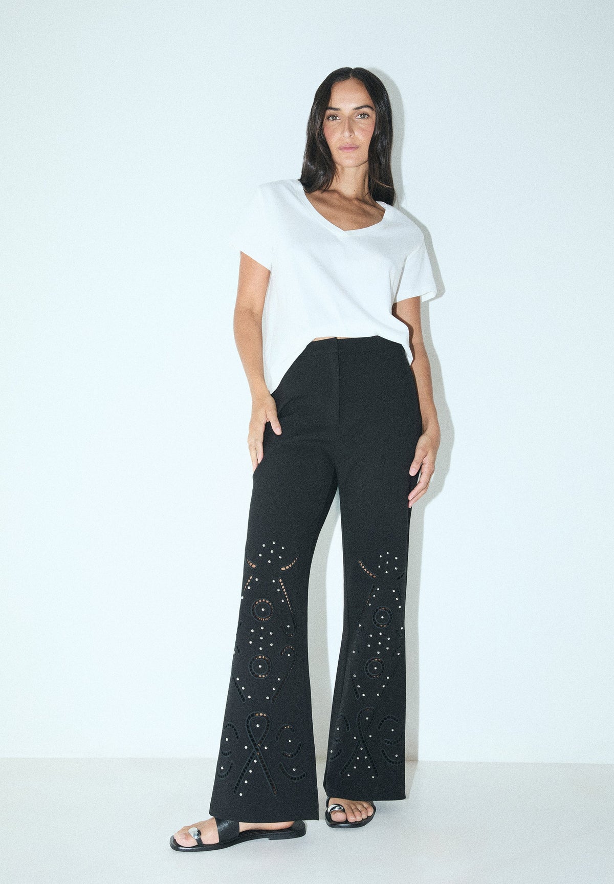 PANTALÓN DETALLES PERFORADO