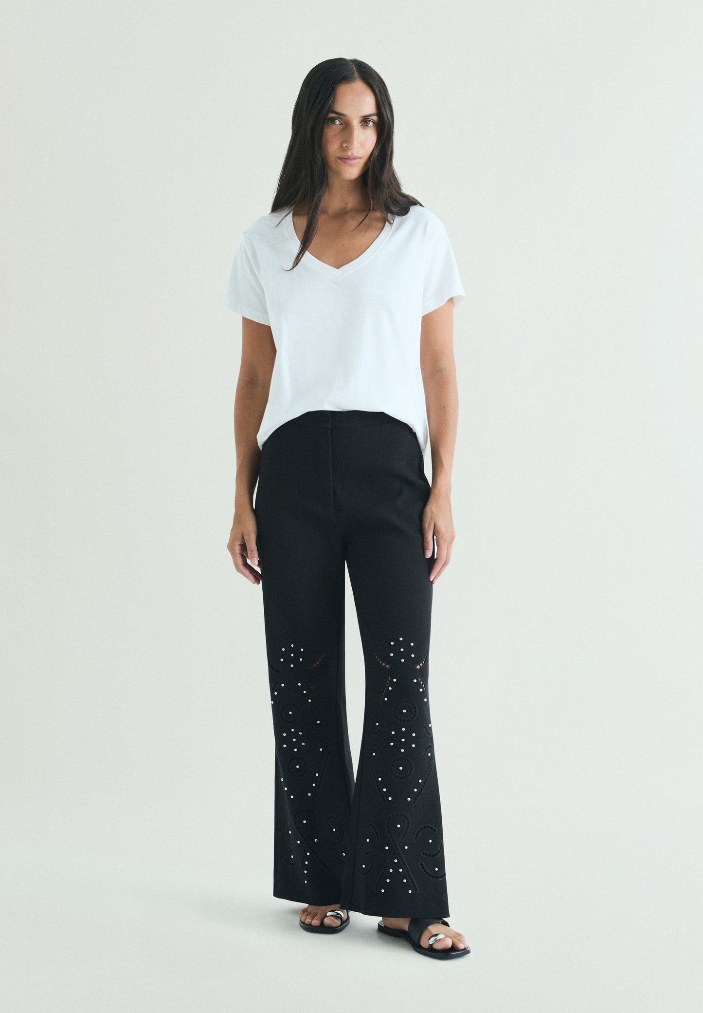 PANTALÓN DETALLES PERFORADO