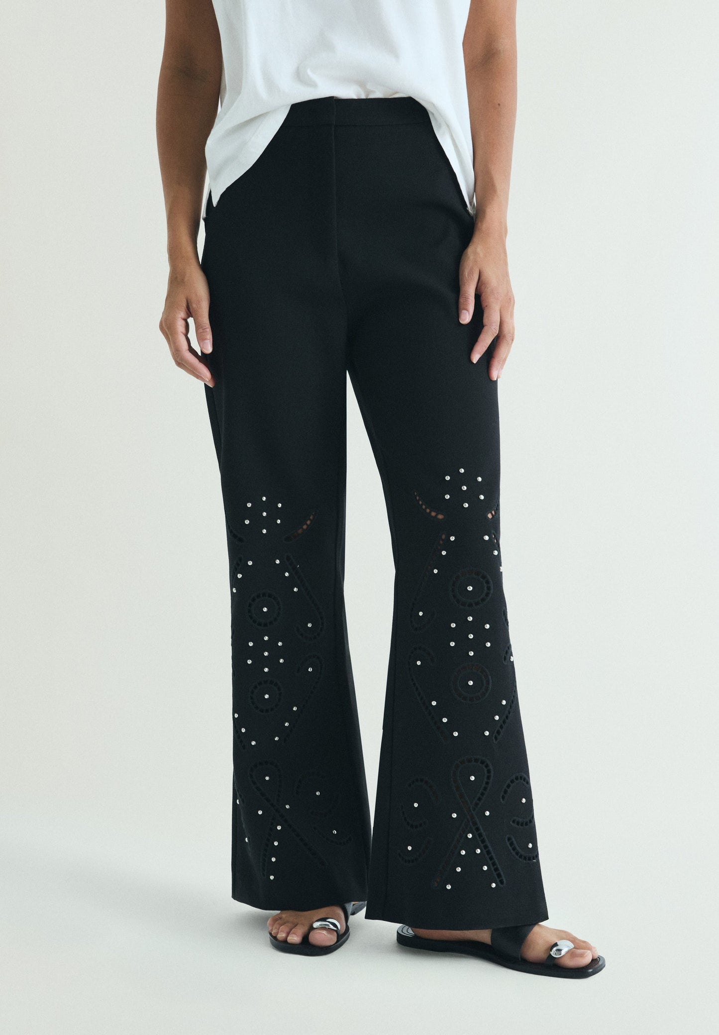 PANTALÓN DETALLES PERFORADO