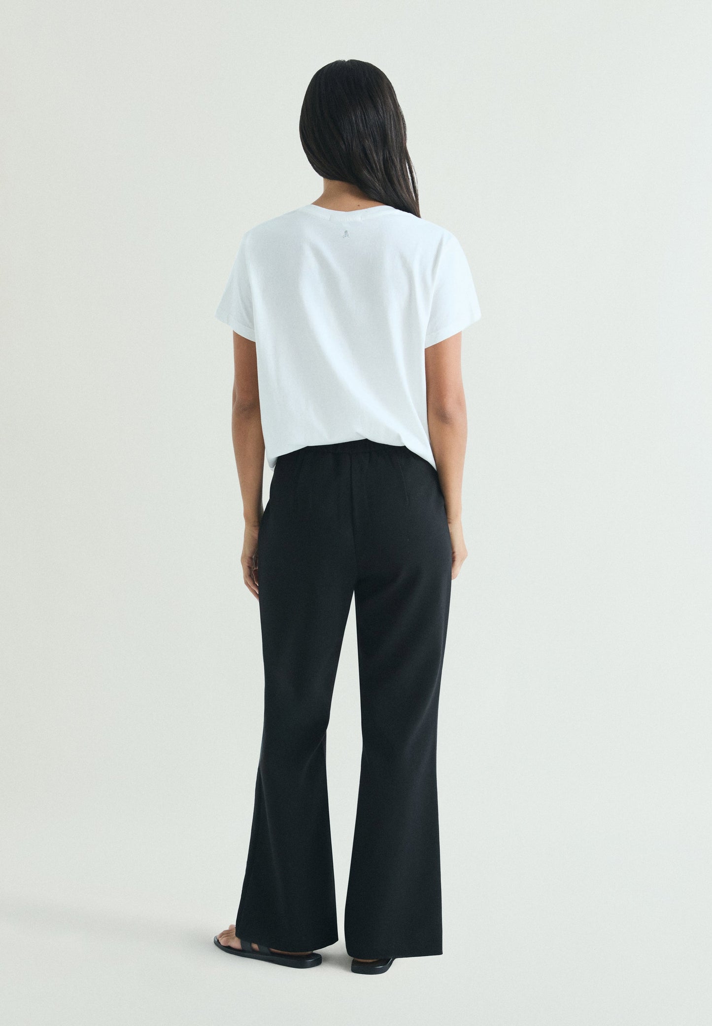 PANTALÓN DETALLES PERFORADO