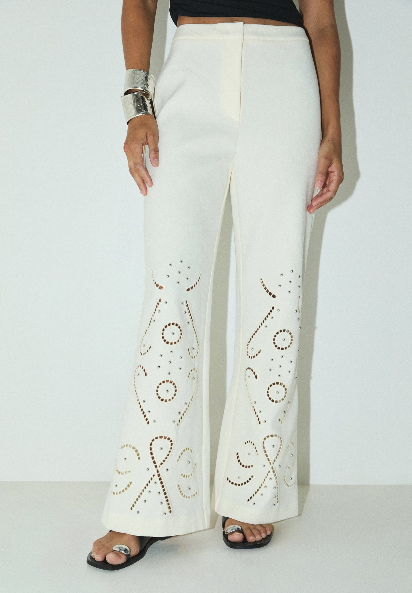 PANTALÓN DETALLES PERFORADO