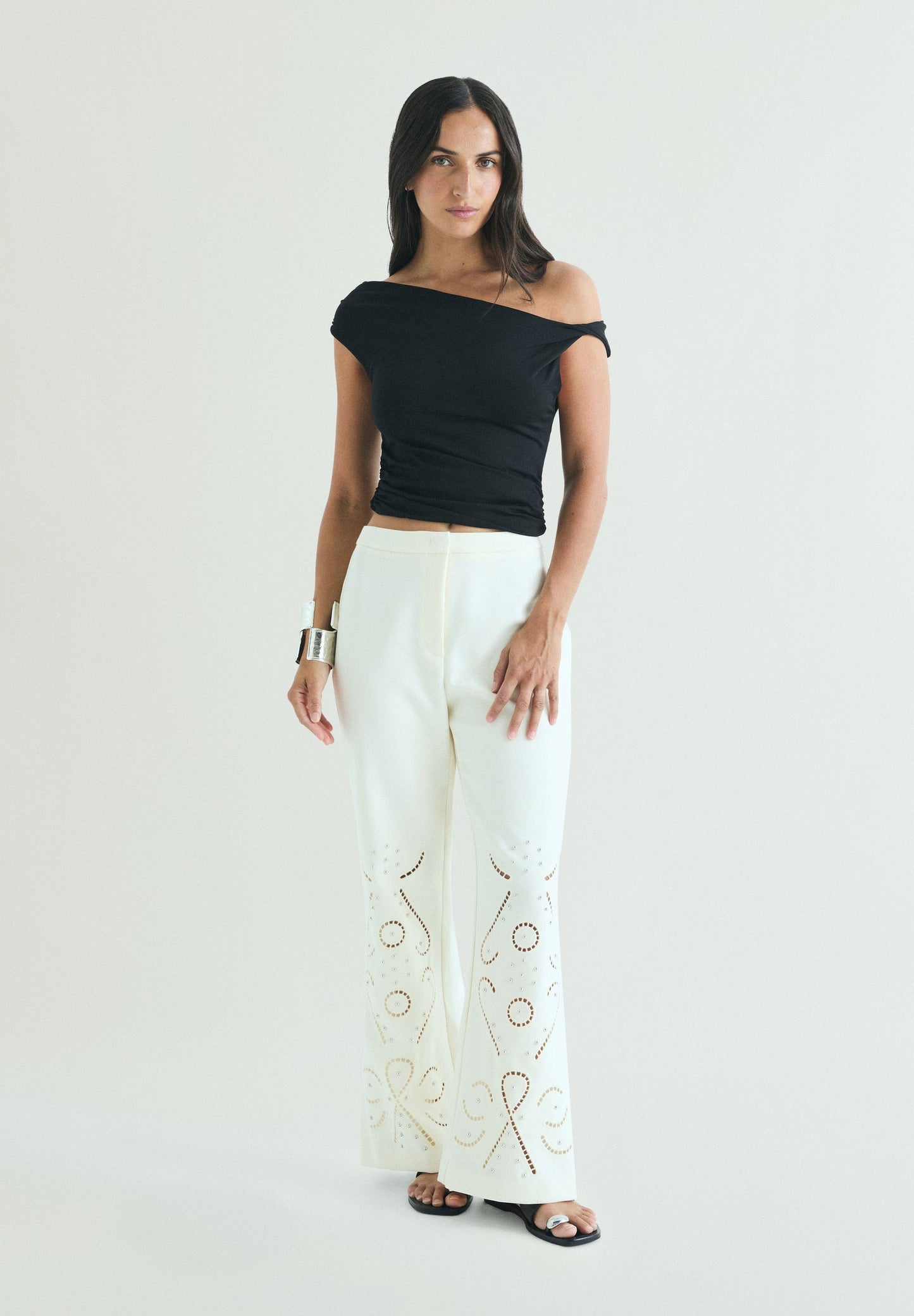 PANTALÓN DETALLES PERFORADO