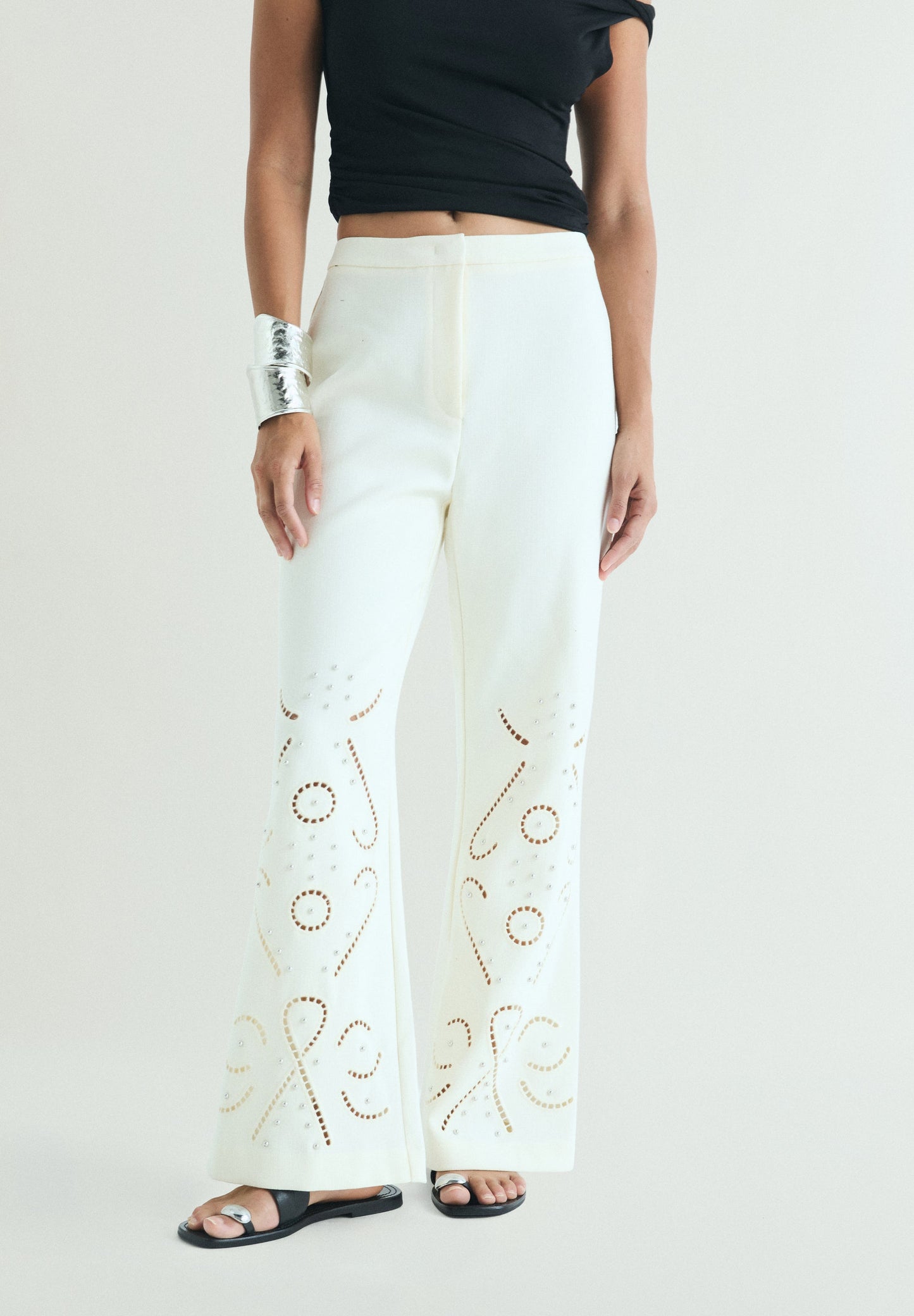 PANTALÓN DETALLES PERFORADO