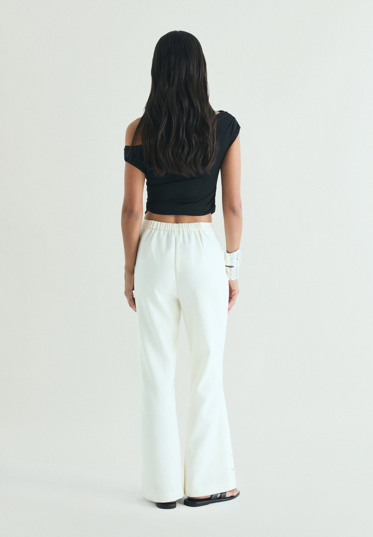 PANTALÓN DETALLES PERFORADO