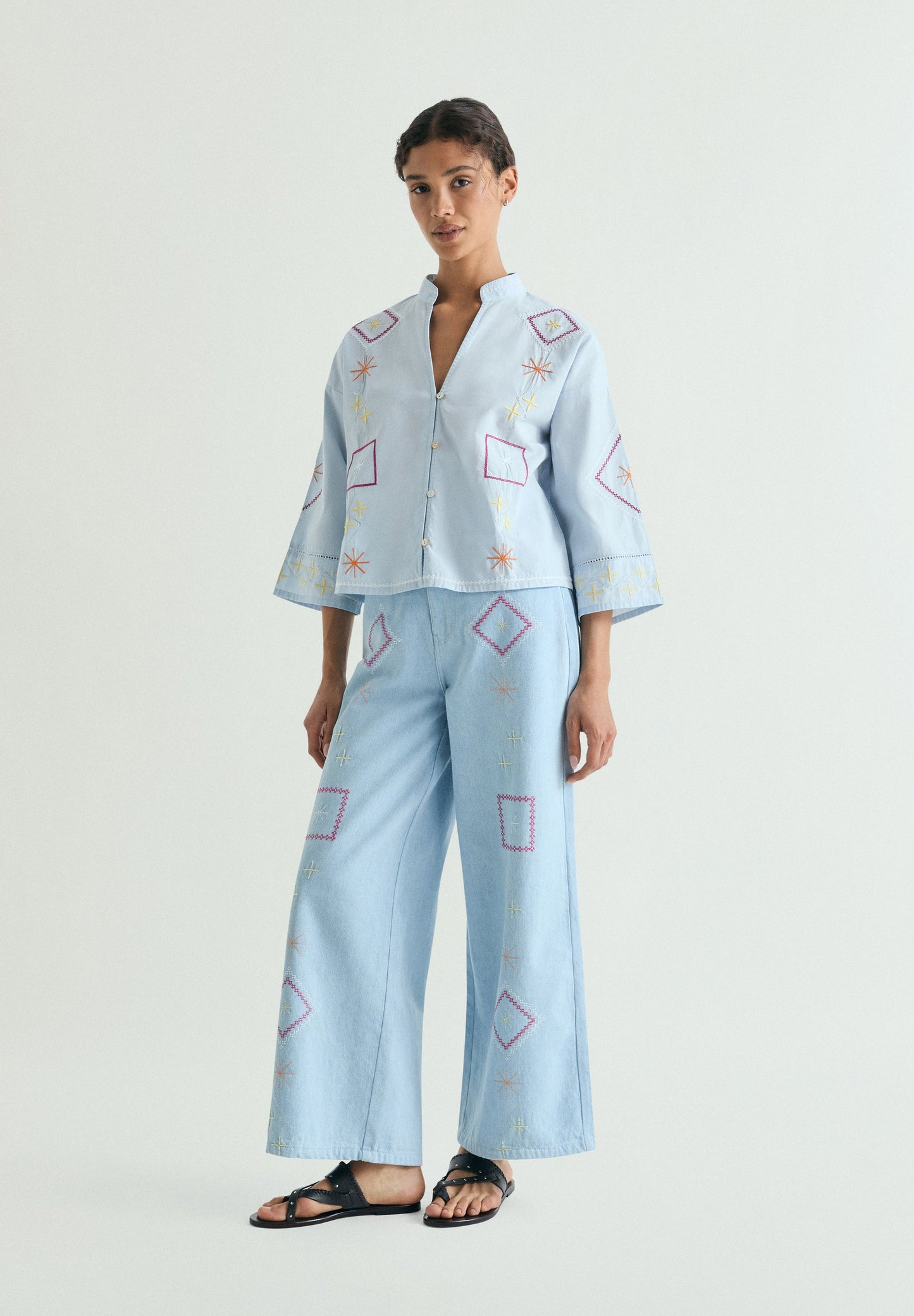 PANTALÓN DENIM WIDE LEG  BORDADOS