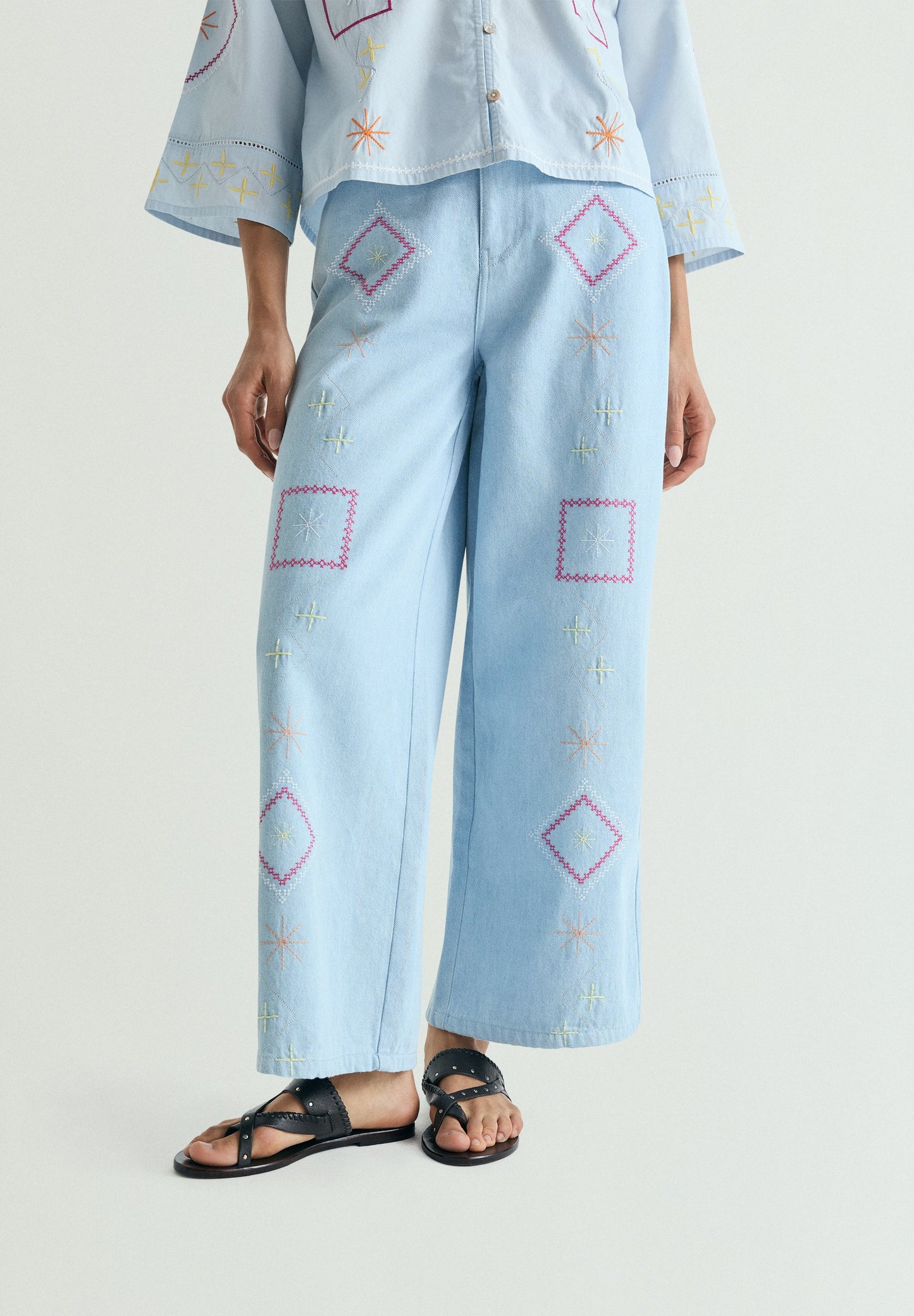 PANTALÓN DENIM WIDE LEG  BORDADOS