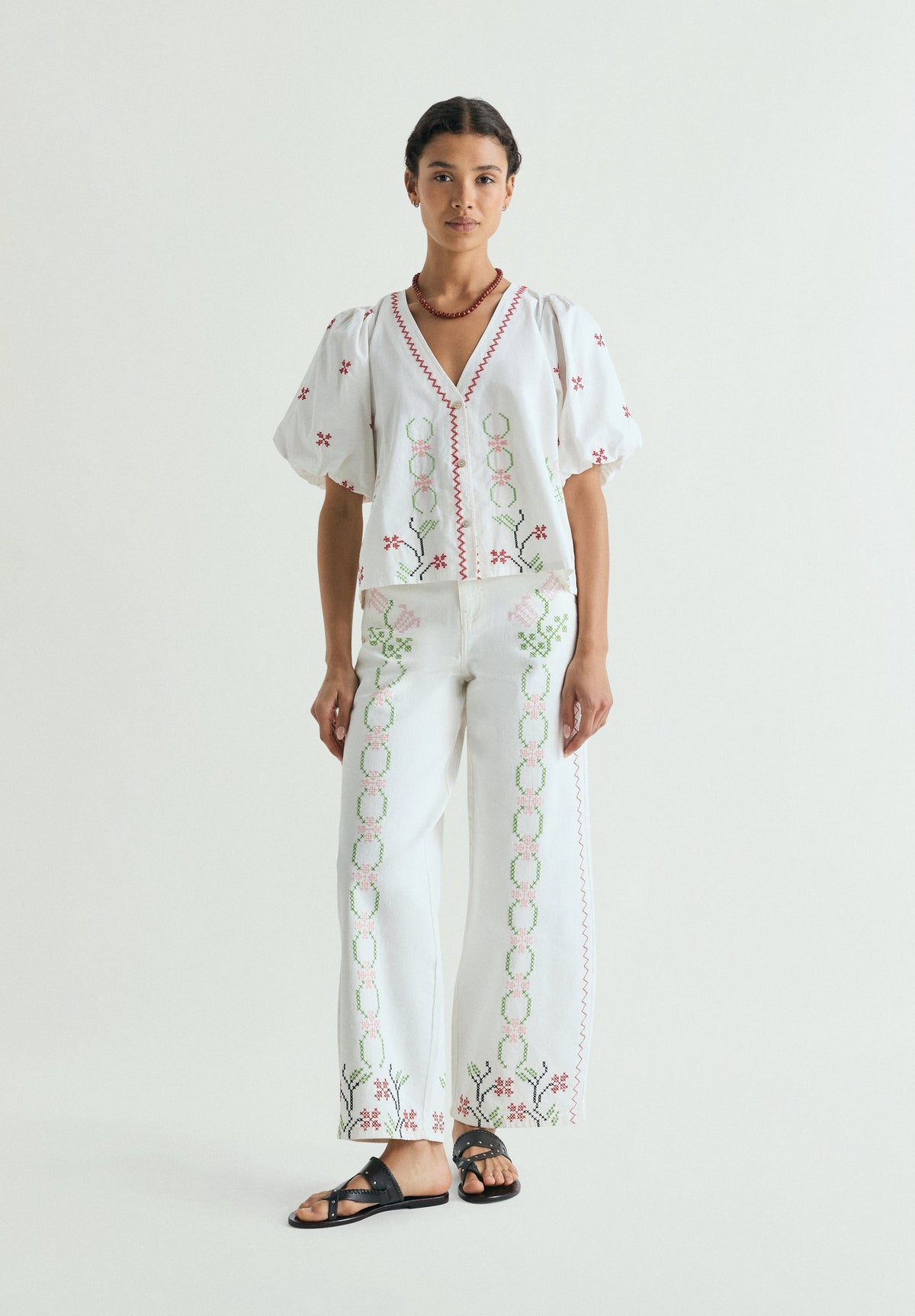 JEANS WIDE LEG BORDADOS FLORALES