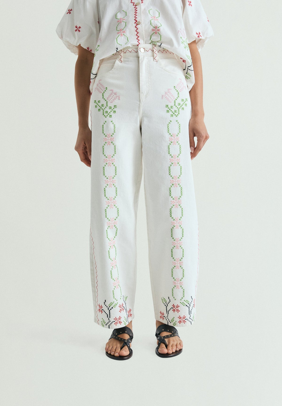 JEANS WIDE LEG BORDADOS FLORALES