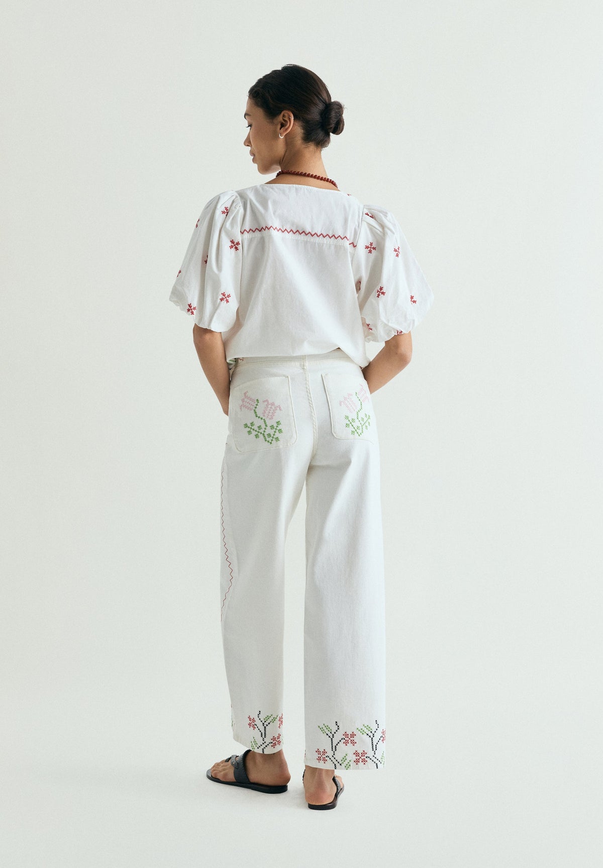 JEANS WIDE LEG BORDADOS FLORALES
