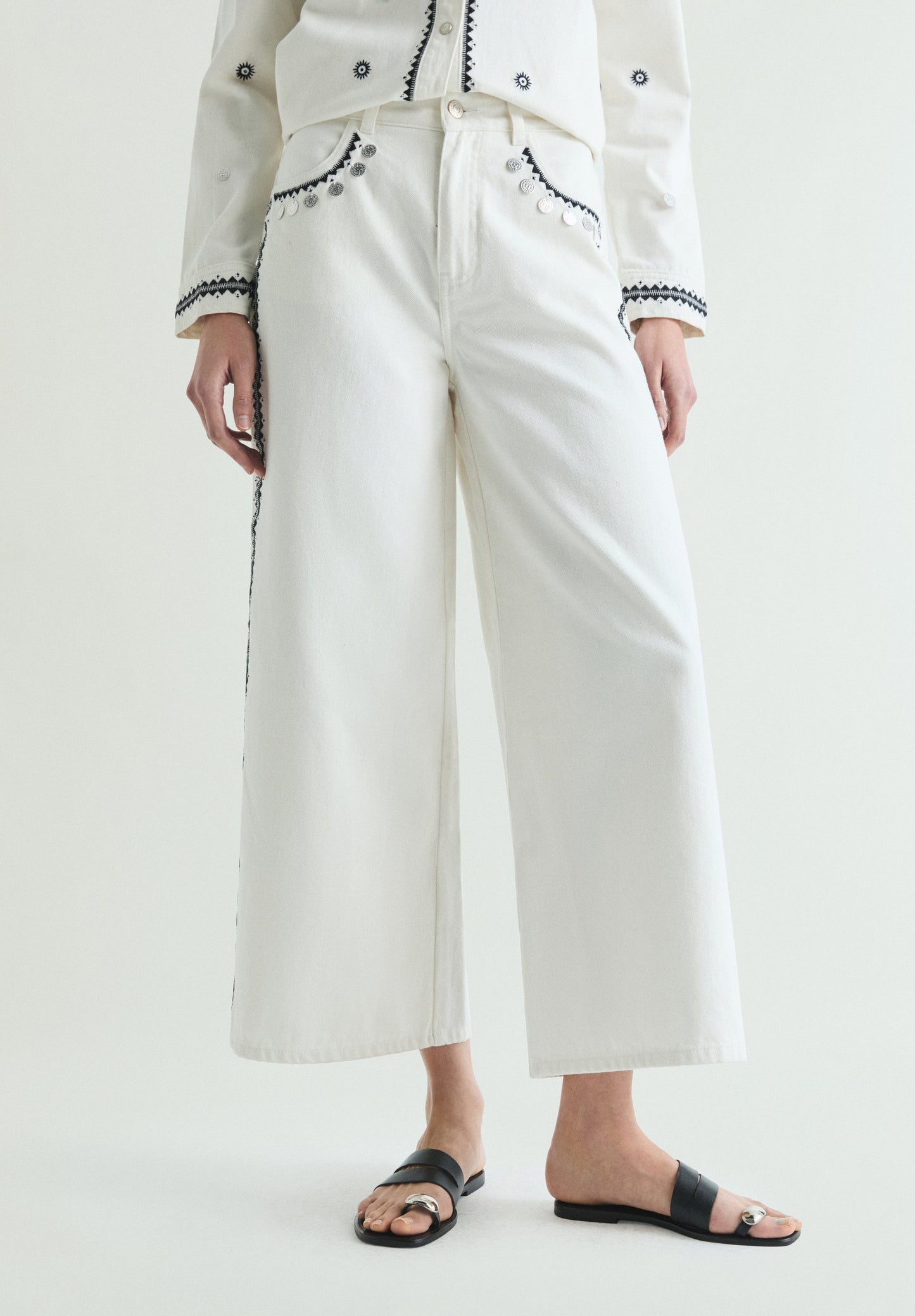 JEANS BORDADO CONTRASTE