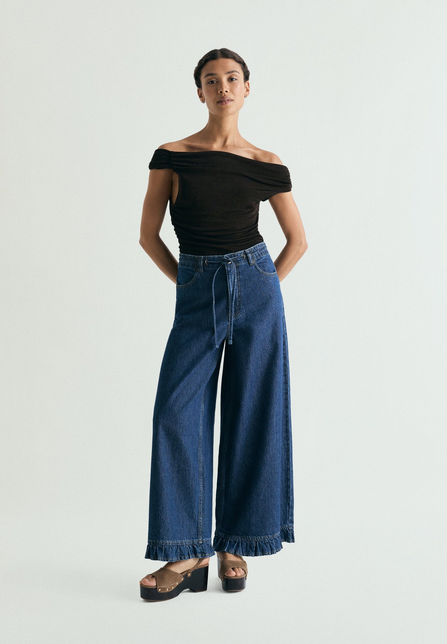 JEANS WIDE LEG DETALLE VOLANTE