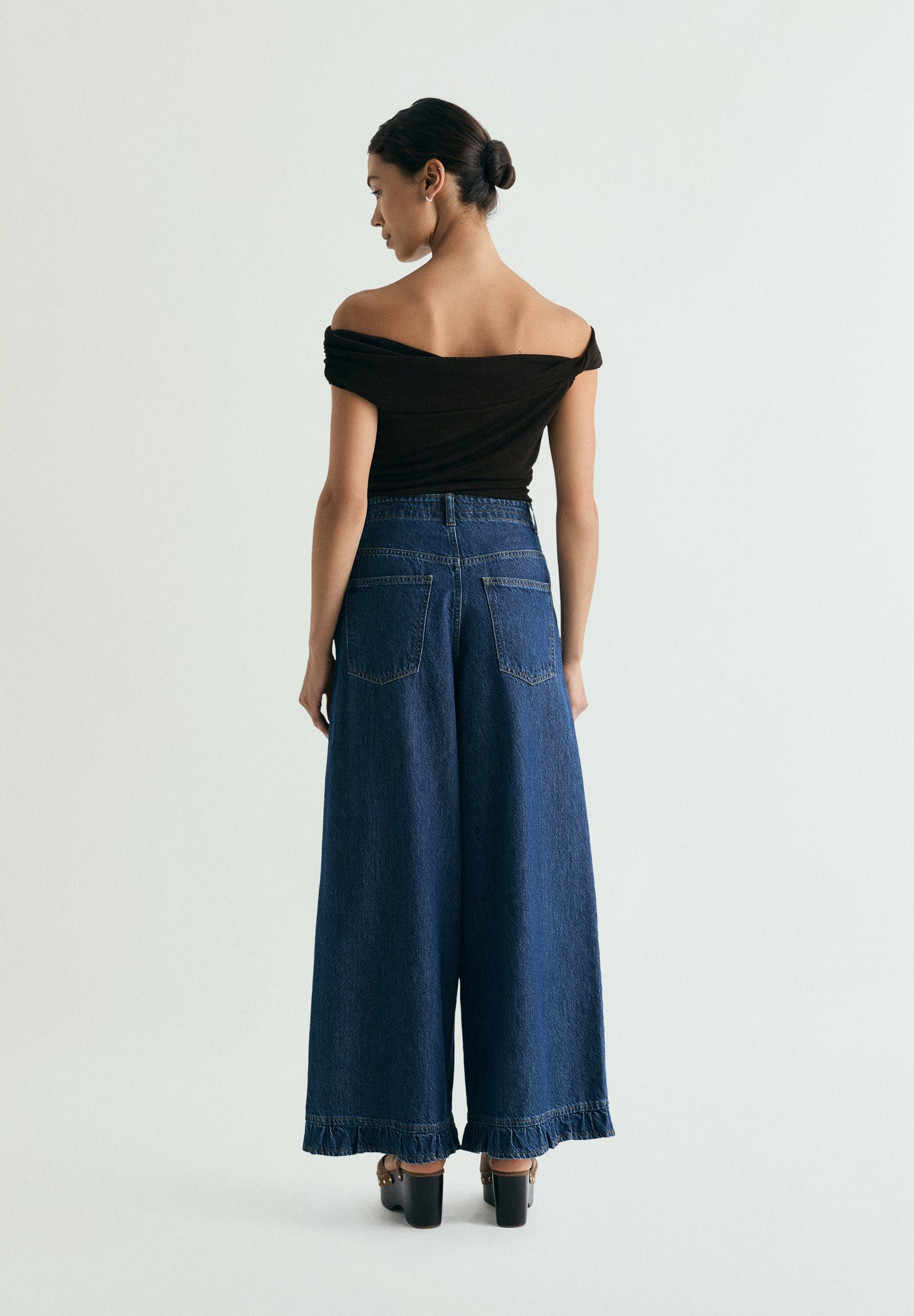JEANS WIDE LEG DETALLE VOLANTE
