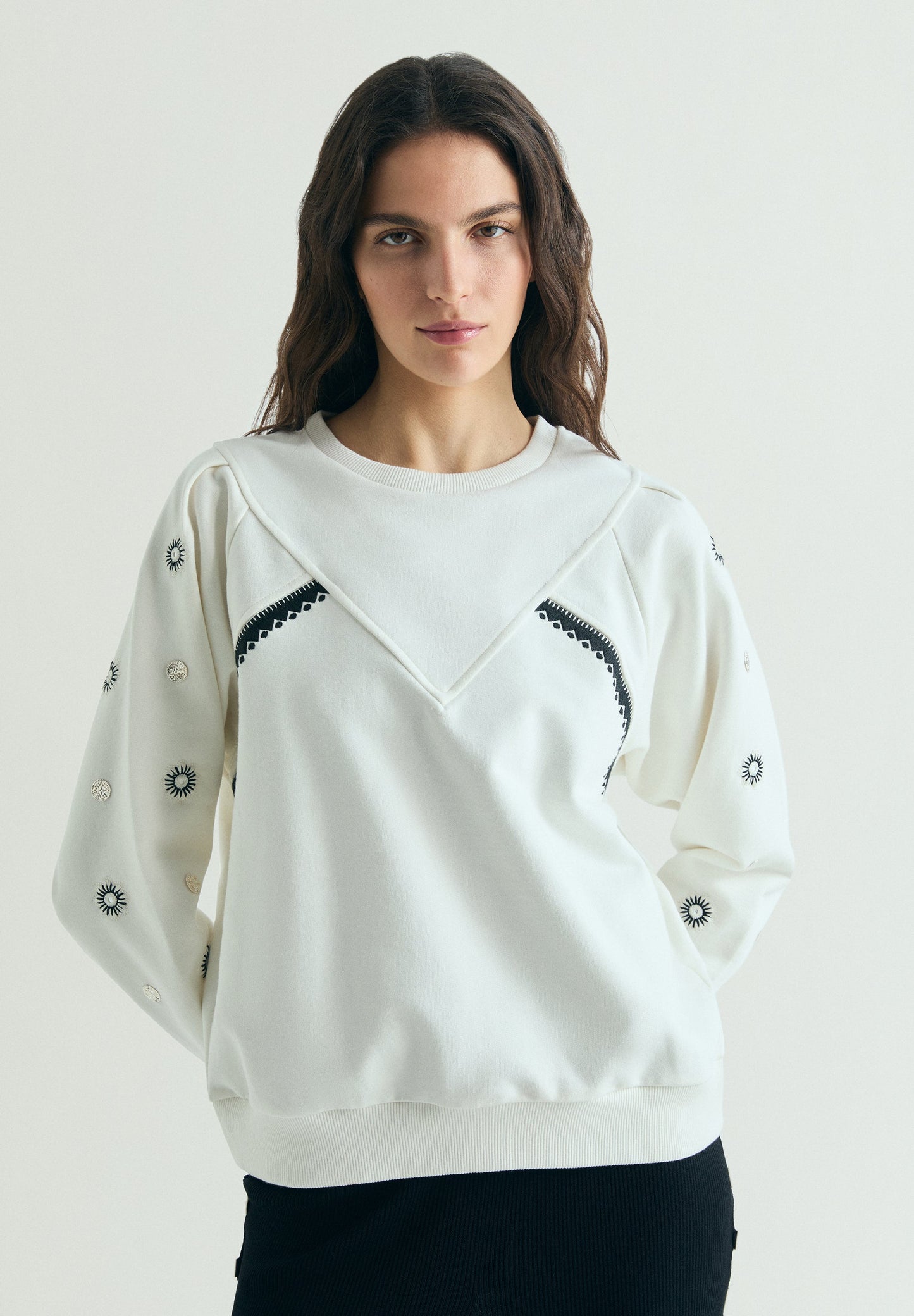 SUDADERA BORDADA CON APLIQUES