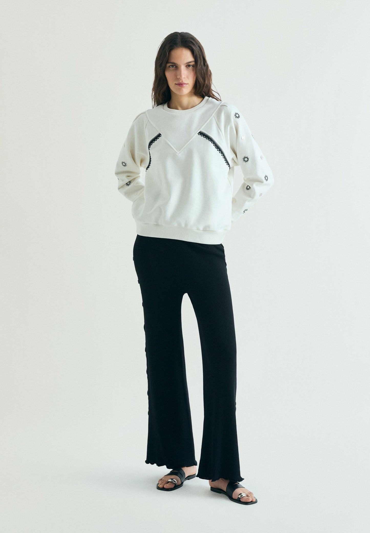 SUDADERA BORDADA CON APLIQUES