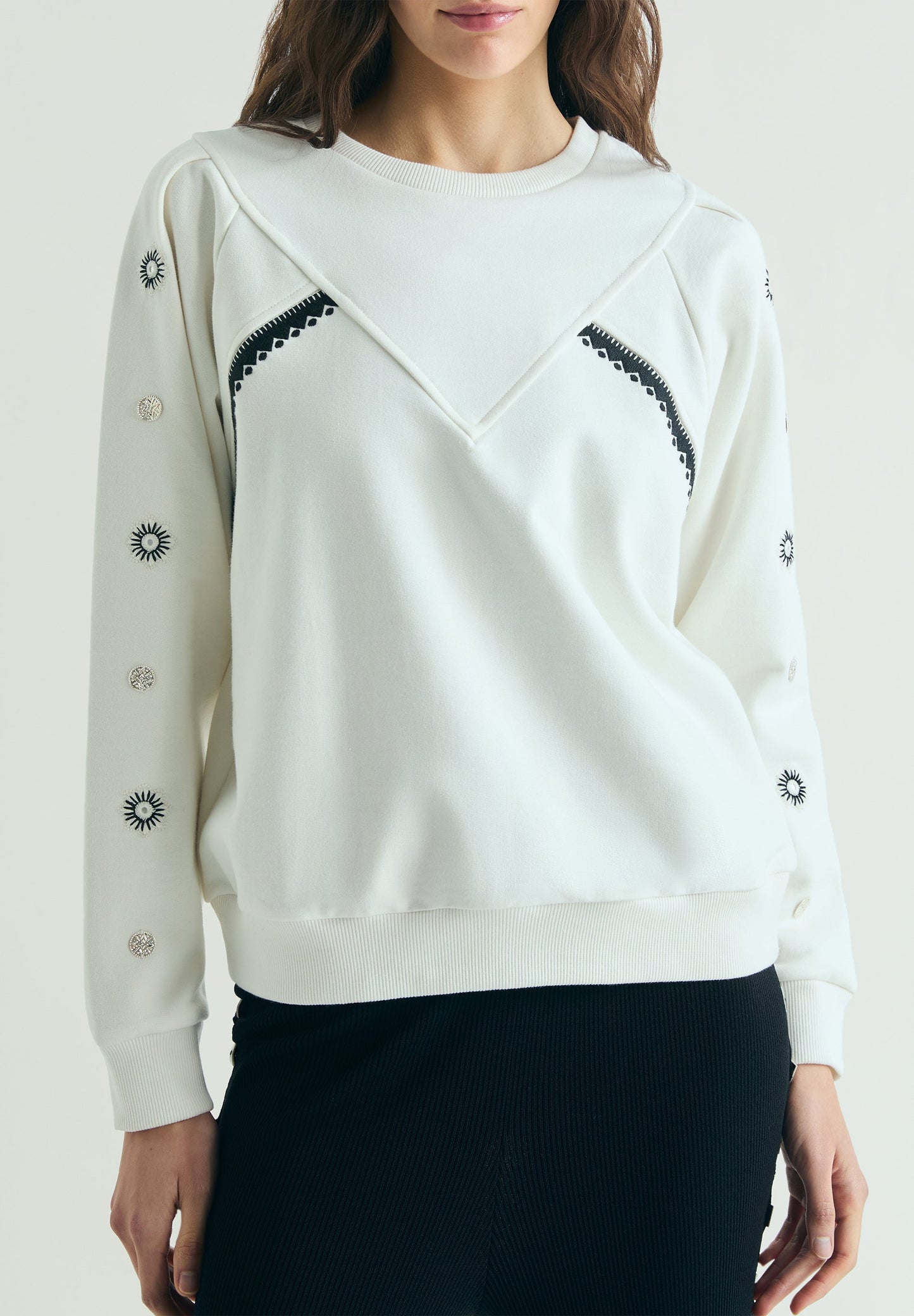 SUDADERA BORDADA CON APLIQUES