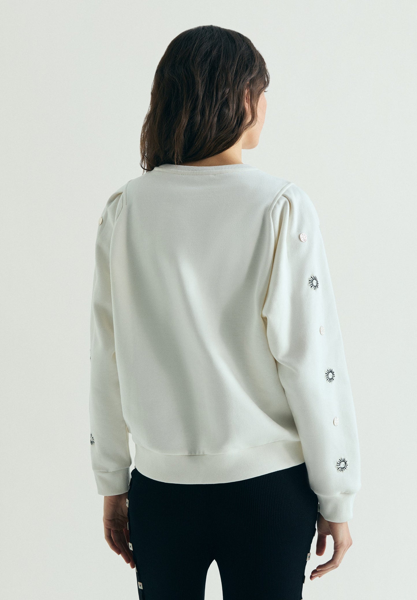 SUDADERA BORDADA CON APLIQUES