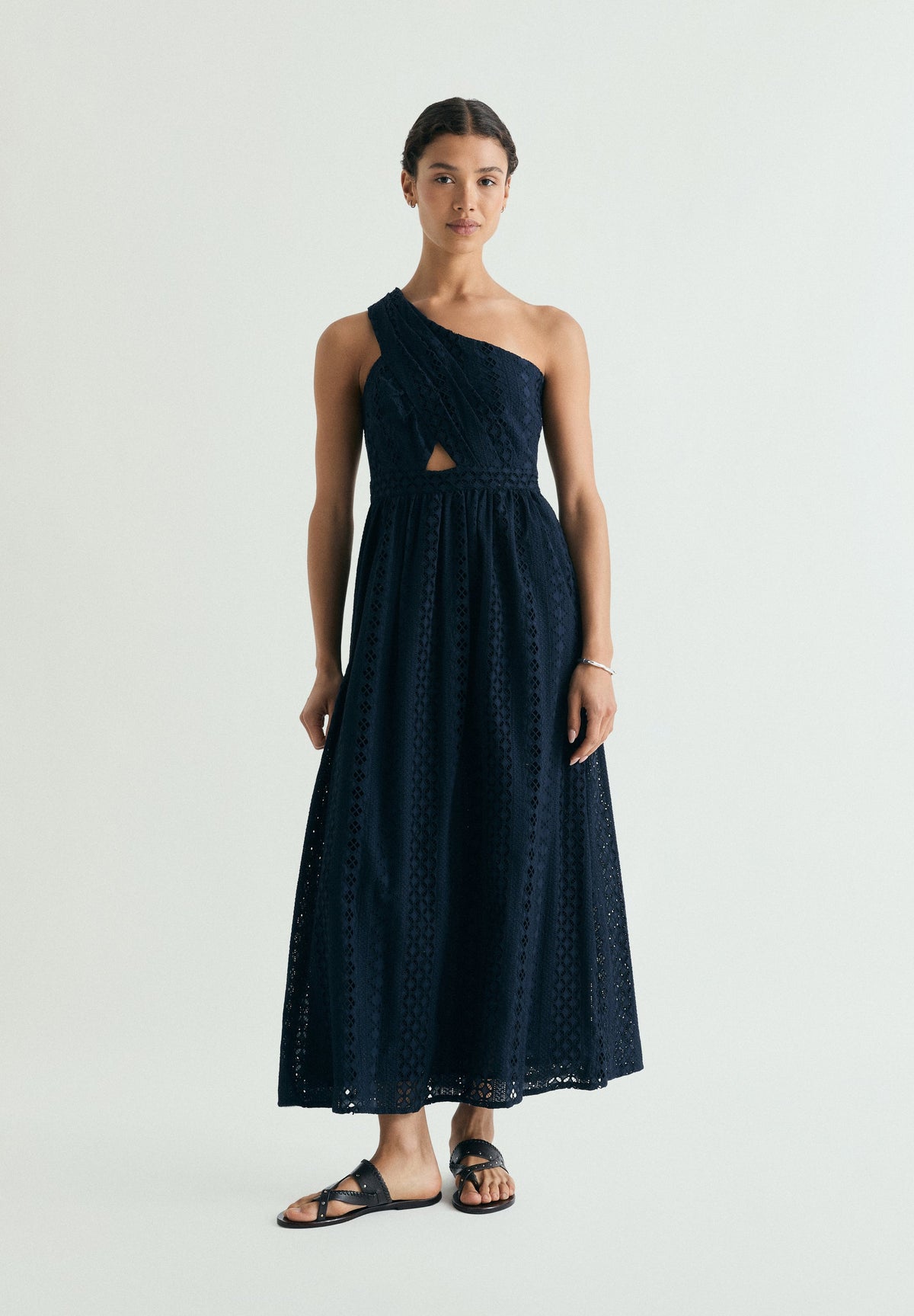 VESTIDO MIDI ASIMÉTRICO BORDADO