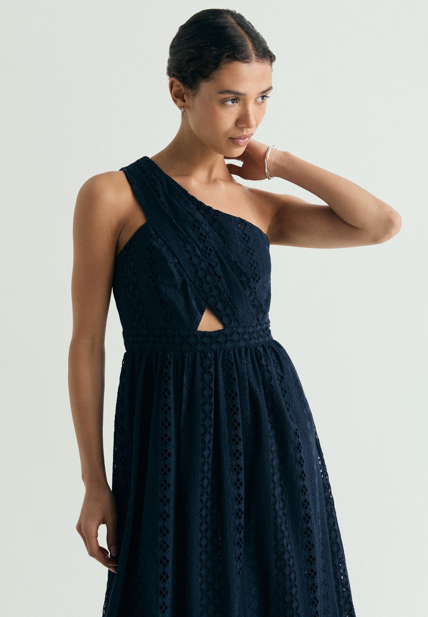 VESTIDO MIDI ASIMÉTRICO BORDADO