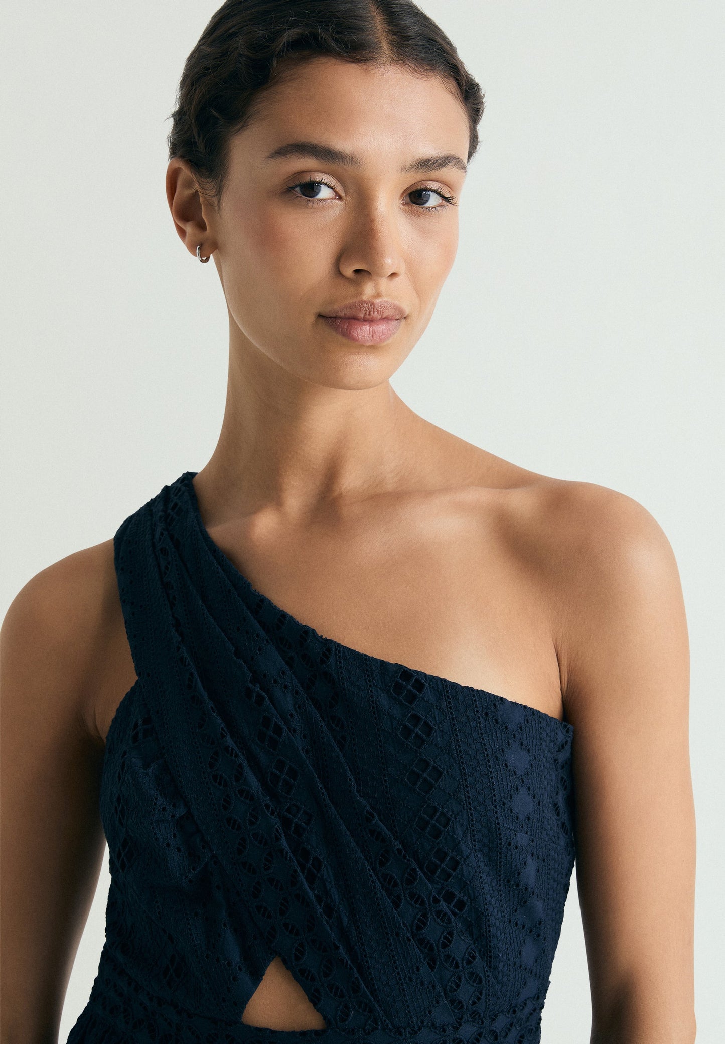 VESTIDO MIDI ASIMÉTRICO BORDADO