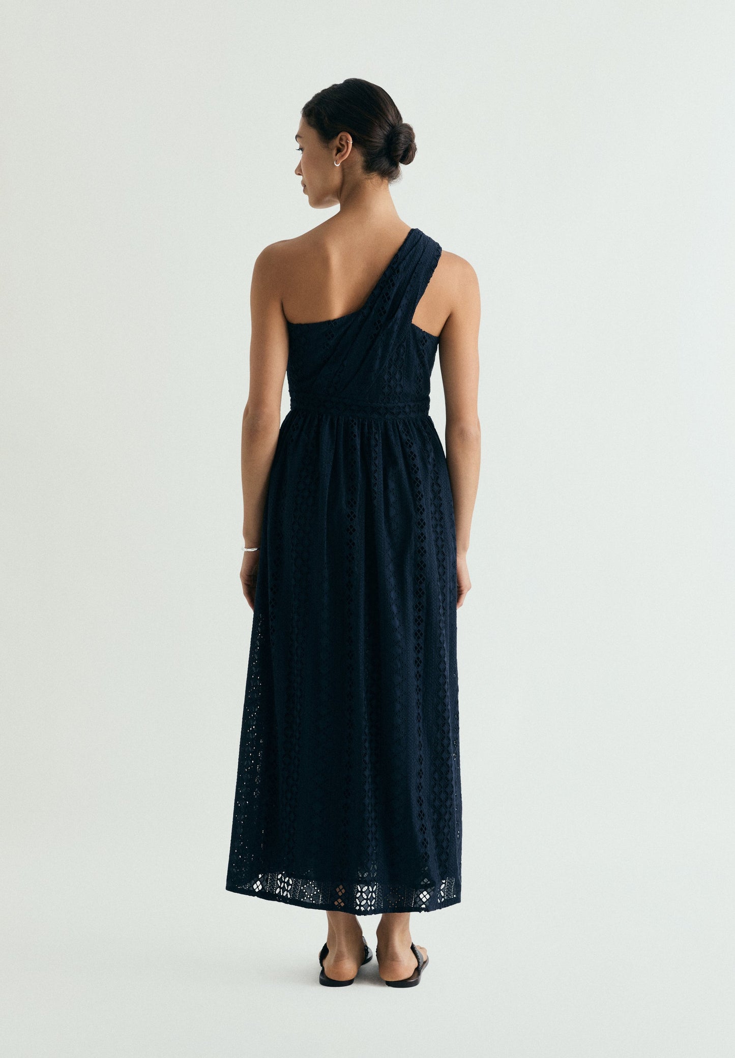 VESTIDO MIDI ASIMÉTRICO BORDADO