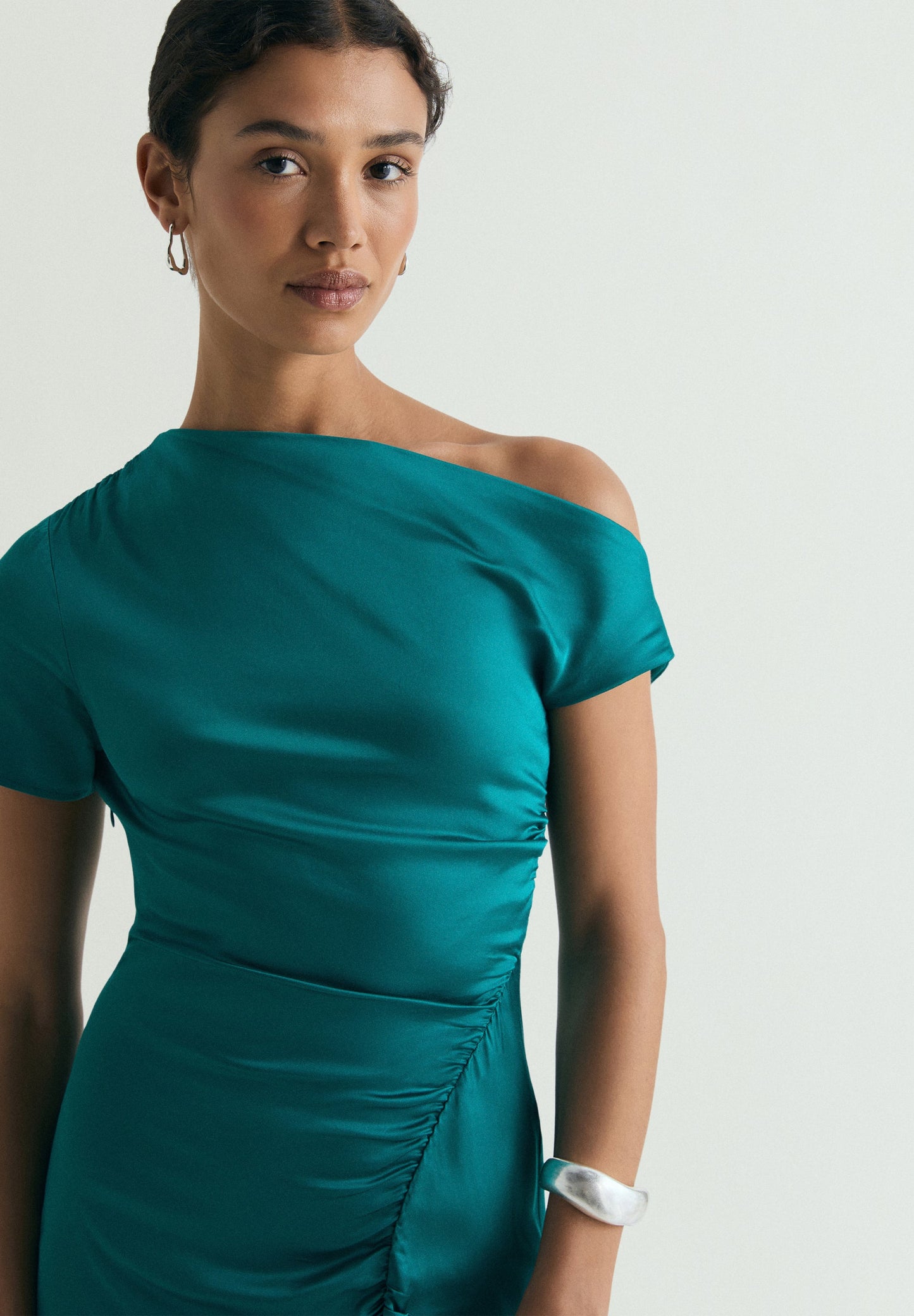 VESTIDO ASIMÉTRICO SATINADO