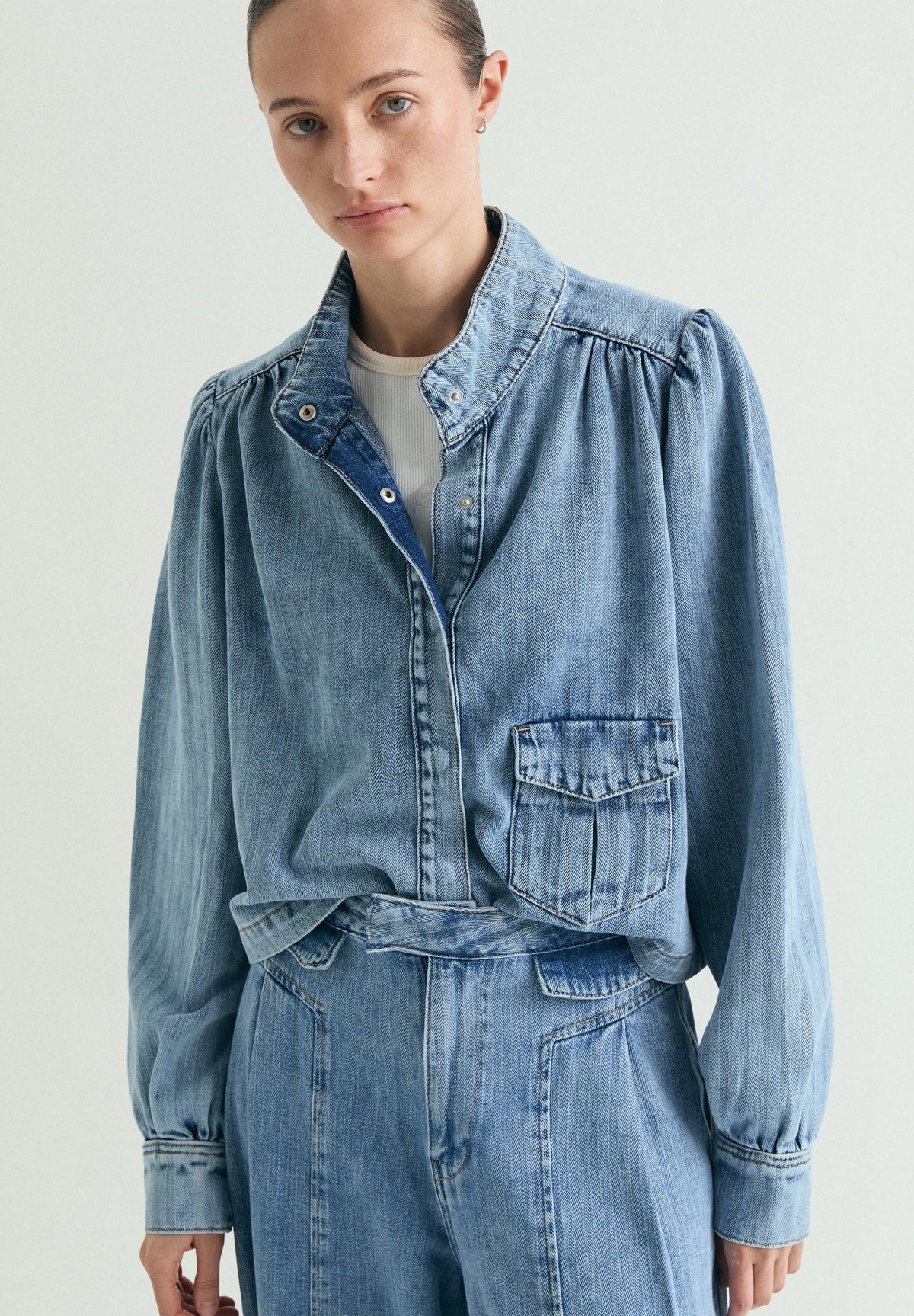 CHAQUETA DENIM MANGAS ABULLONADAS