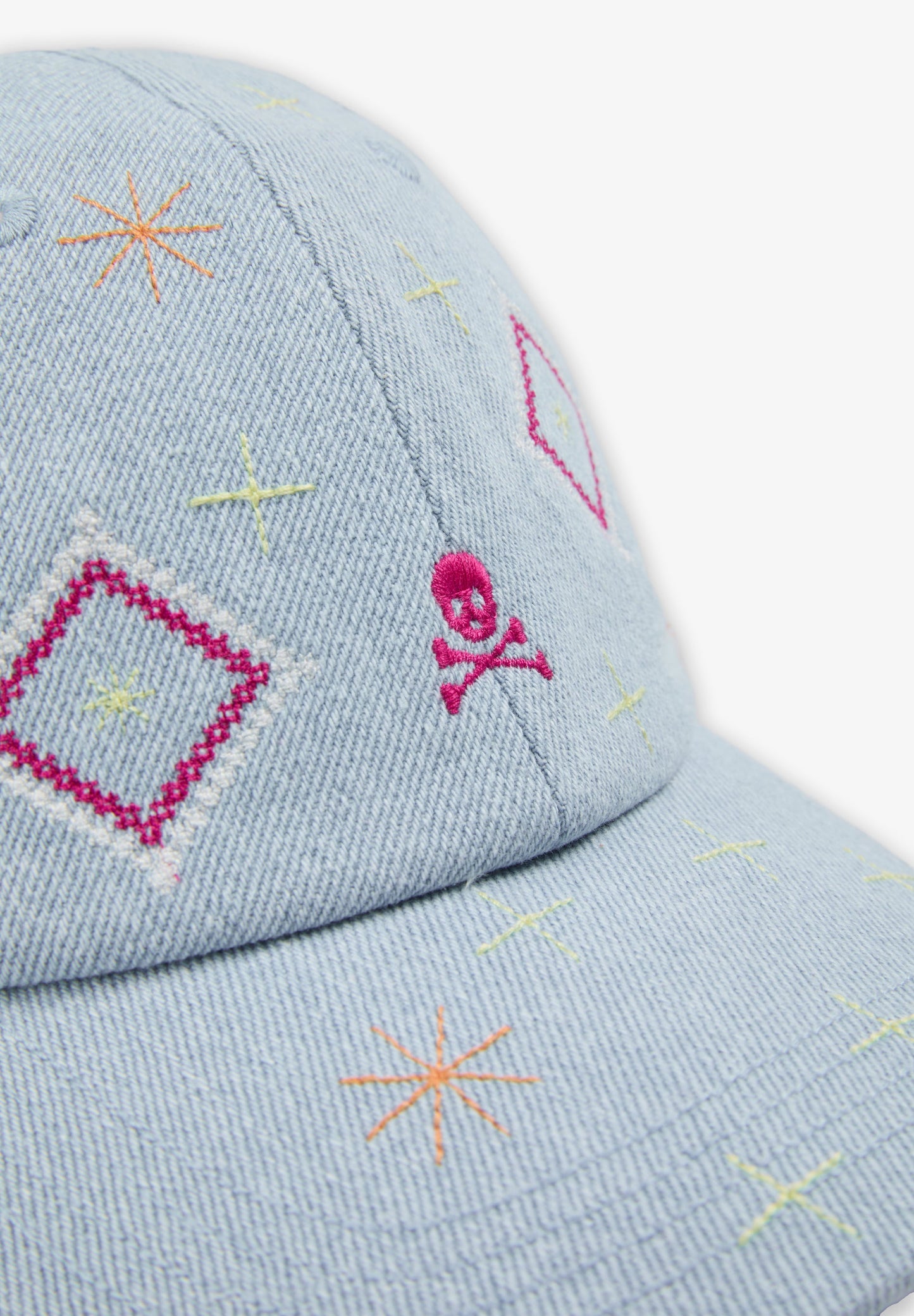 GORRA DETALLES BORDADOS
