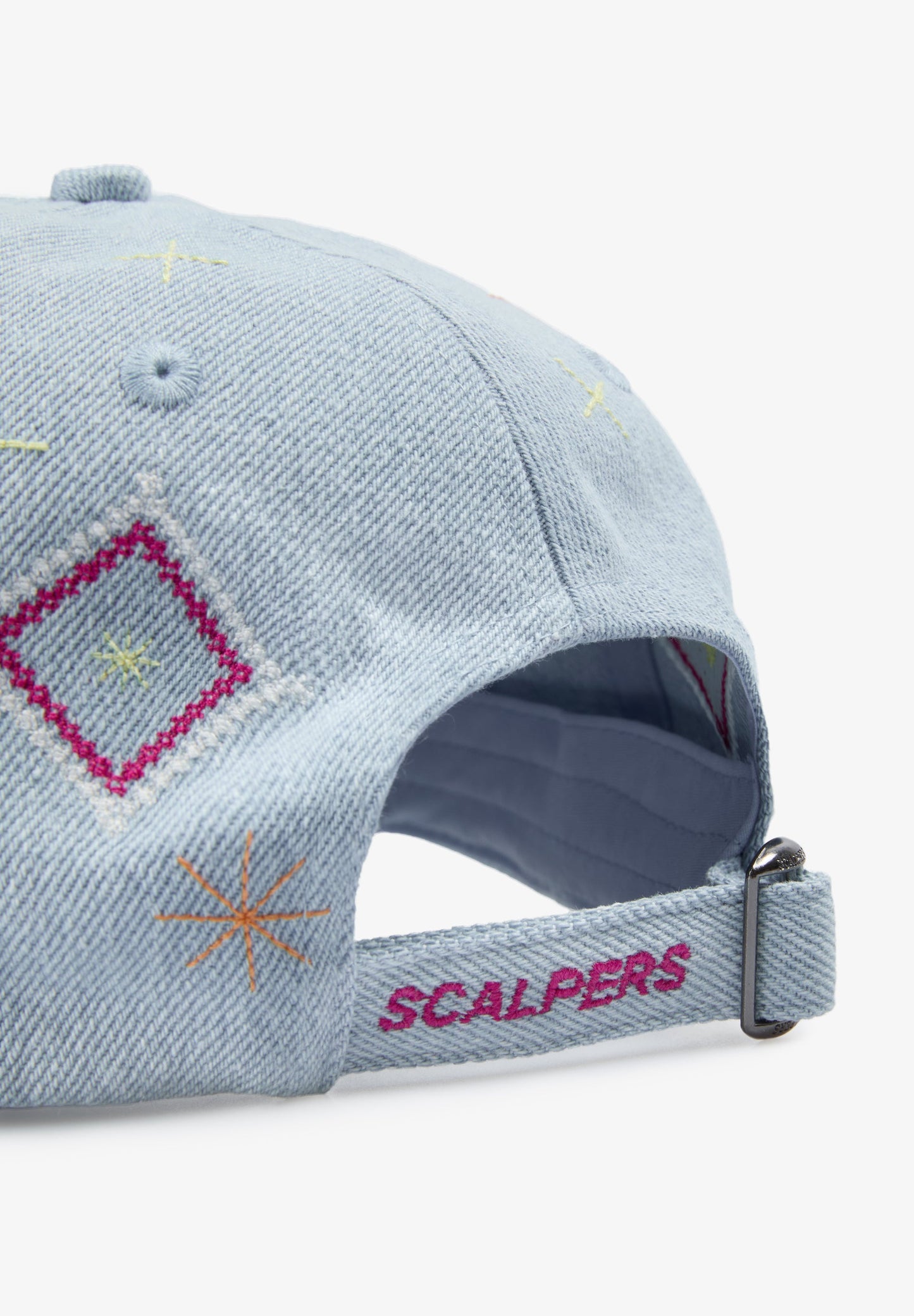 GORRA DETALLES BORDADOS